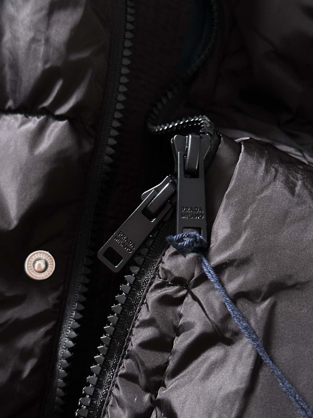 Prada&普拉达FW2025秋冬新款羽绒服。柜子在售款，一件难求。采用定制防风防雨面料，抗皱立挺有型，