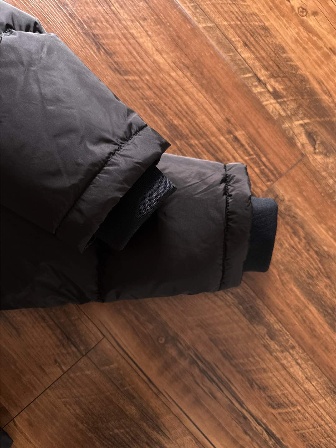 Prada&普拉达FW2025秋冬新款羽绒服。柜子在售款，一件难求。采用定制防风防雨面料，抗皱立挺有型，