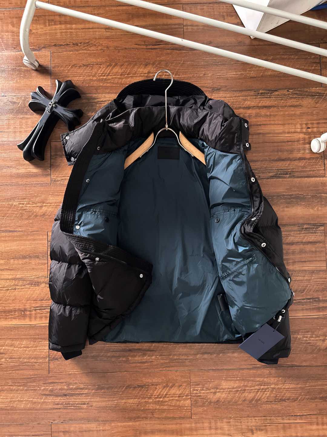 Prada&普拉达FW2025秋冬新款羽绒服。柜子在售款，一件难求。采用定制防风防雨面料，抗皱立挺有型，