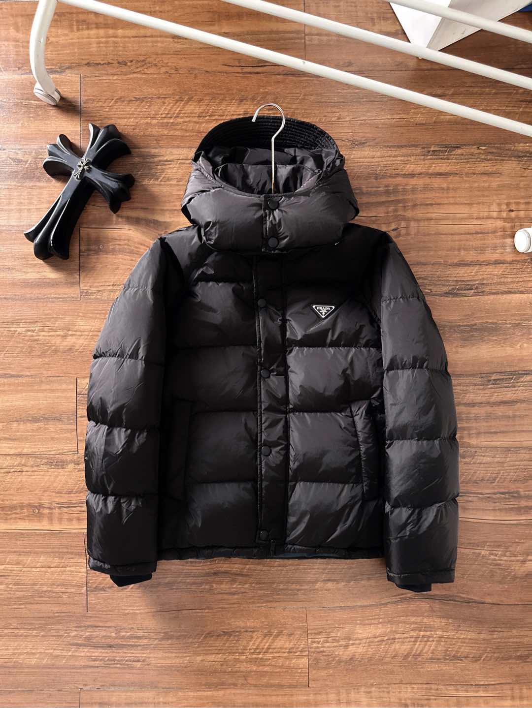 Prada&普拉达FW2025秋冬新款羽绒服。柜子在售款，一件难求。采用定制防风防雨面料，抗皱立挺有型，