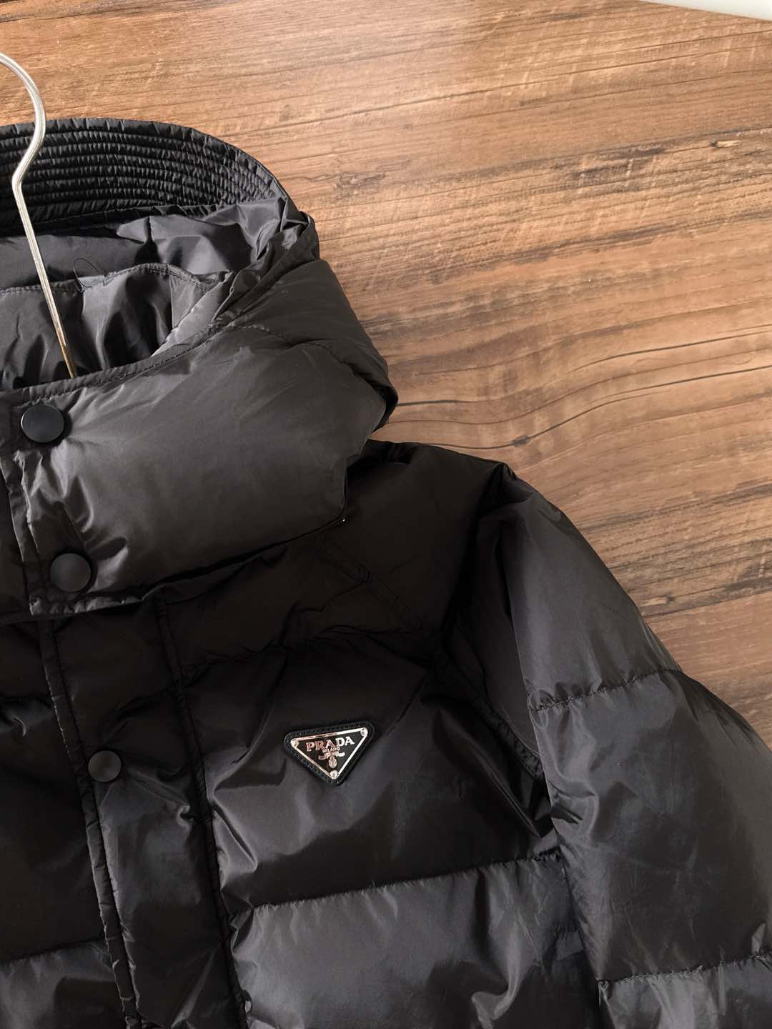 Prada&普拉达FW2025秋冬新款羽绒服。柜子在售款，一件难求。采用定制防风防雨面料，抗皱立挺有型，