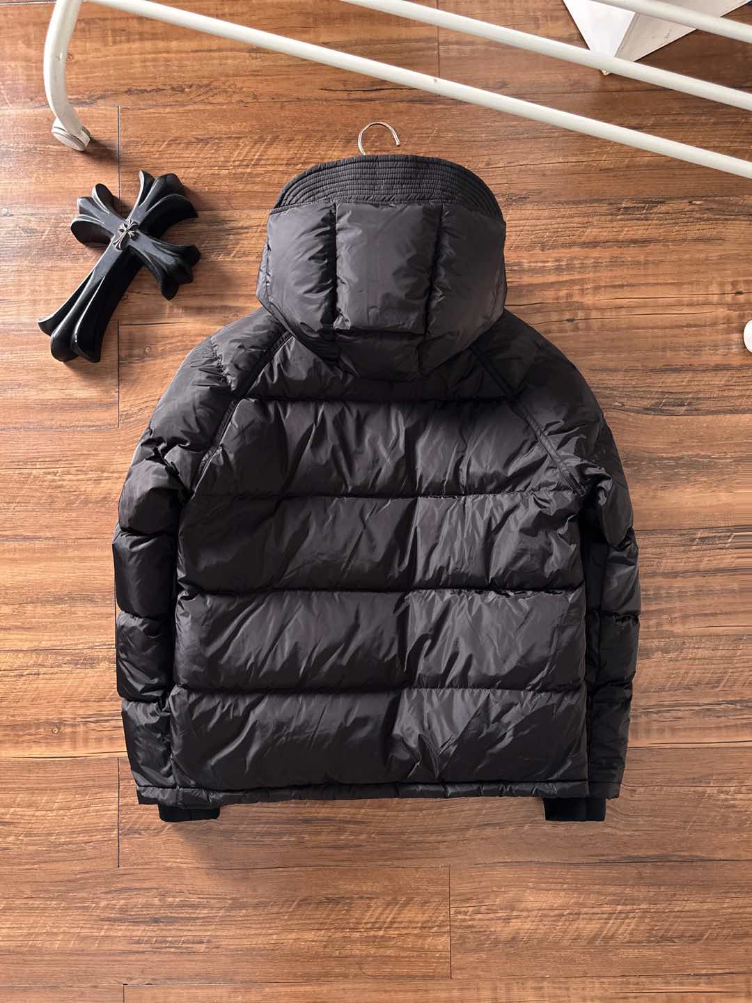 Prada&普拉达FW2025秋冬新款羽绒服。柜子在售款，一件难求。采用定制防风防雨面料，抗皱立挺有型，