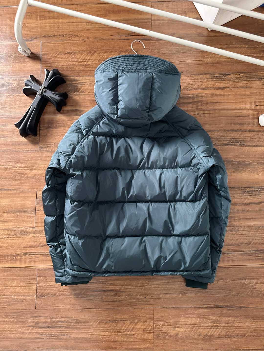 Prada&普拉达FW2025秋冬新款羽绒服。柜子在售款，一件难求。采用定制防风防雨面料，抗皱立挺有型，