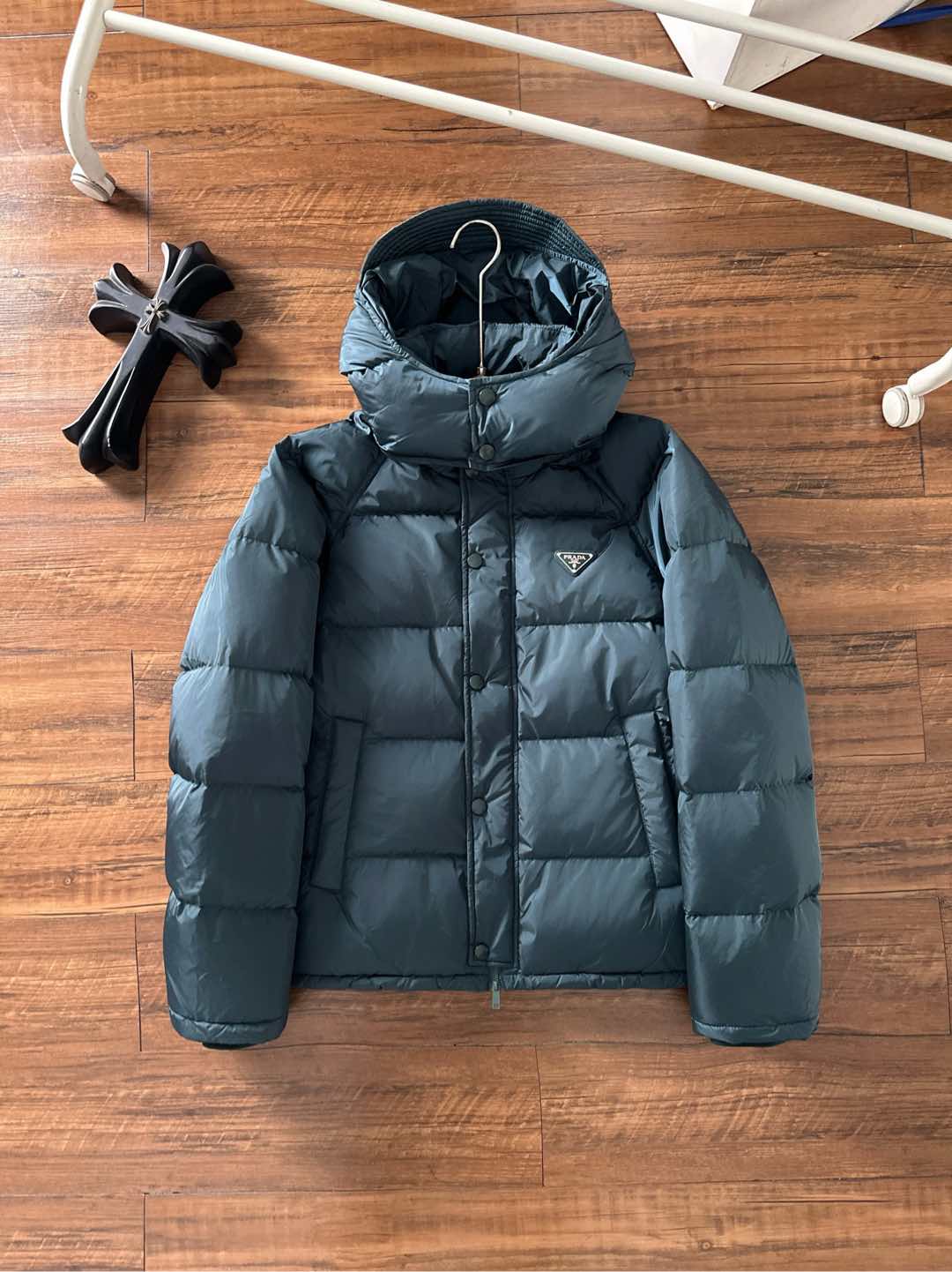 Prada&普拉达FW2025秋冬新款羽绒服。柜子在售款，一件难求。采用定制防风防雨面料，抗皱立挺有型，