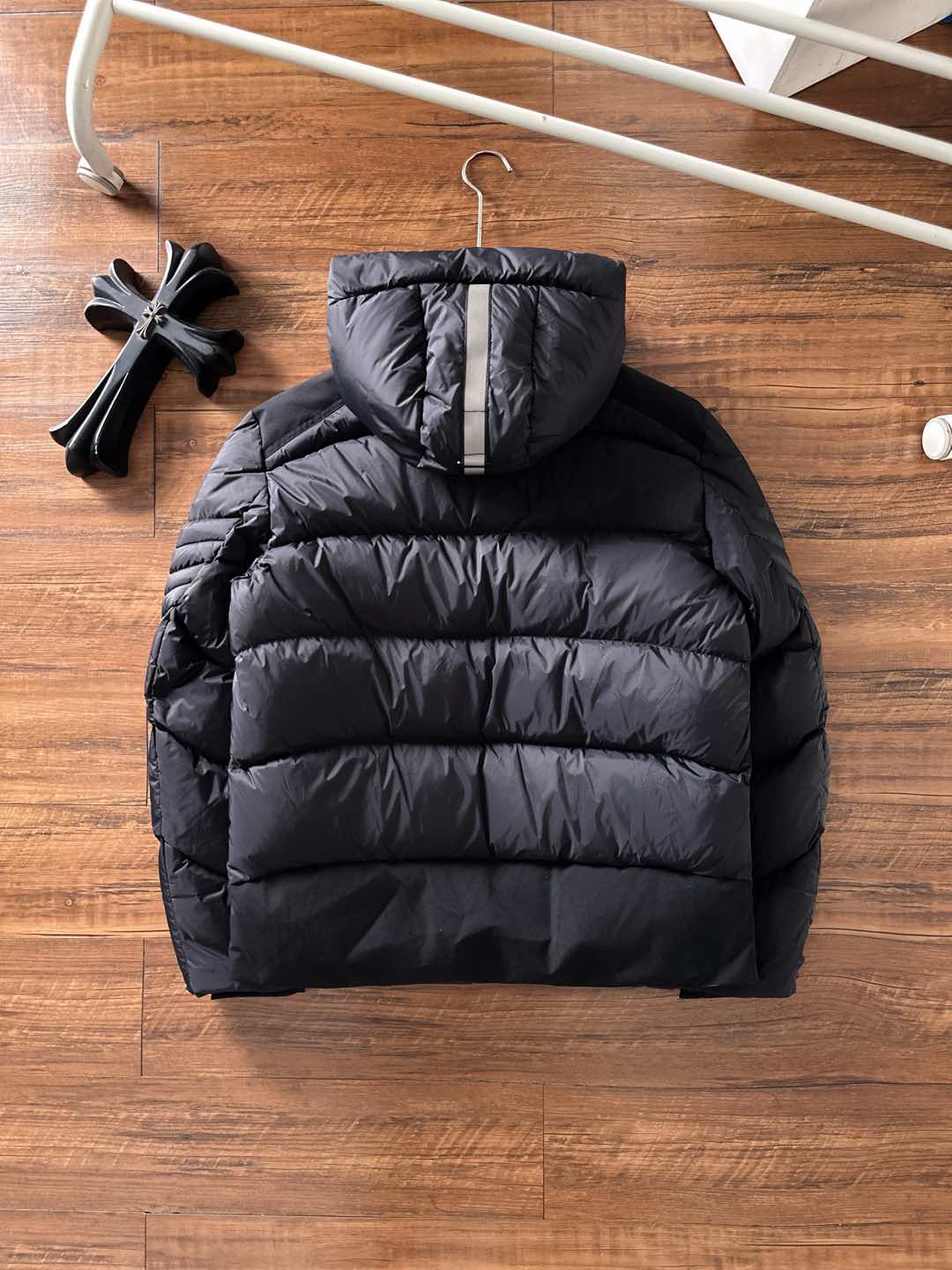 Canada Goose(加拿大鹅) FW2025新款羽绒服。连帽设计，男女同款，时尚感满满。采用定制面