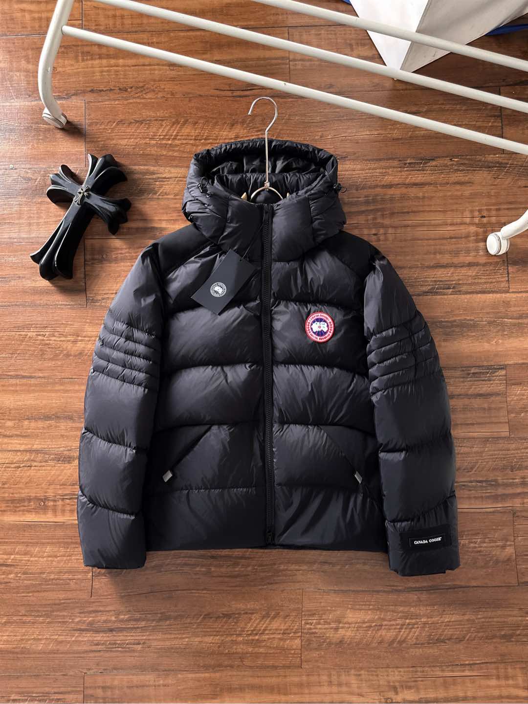 Canada Goose(加拿大鹅) FW2025新款羽绒服。连帽设计，男女同款，时尚感满满。采用定制面