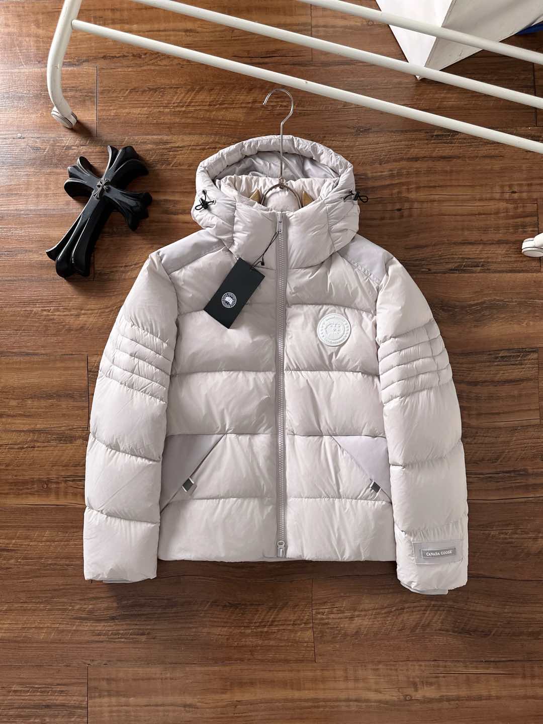 Canada Goose(加拿大鹅) FW2025新款羽绒服。连帽设计，男女同款，时尚感满满。采用定制面