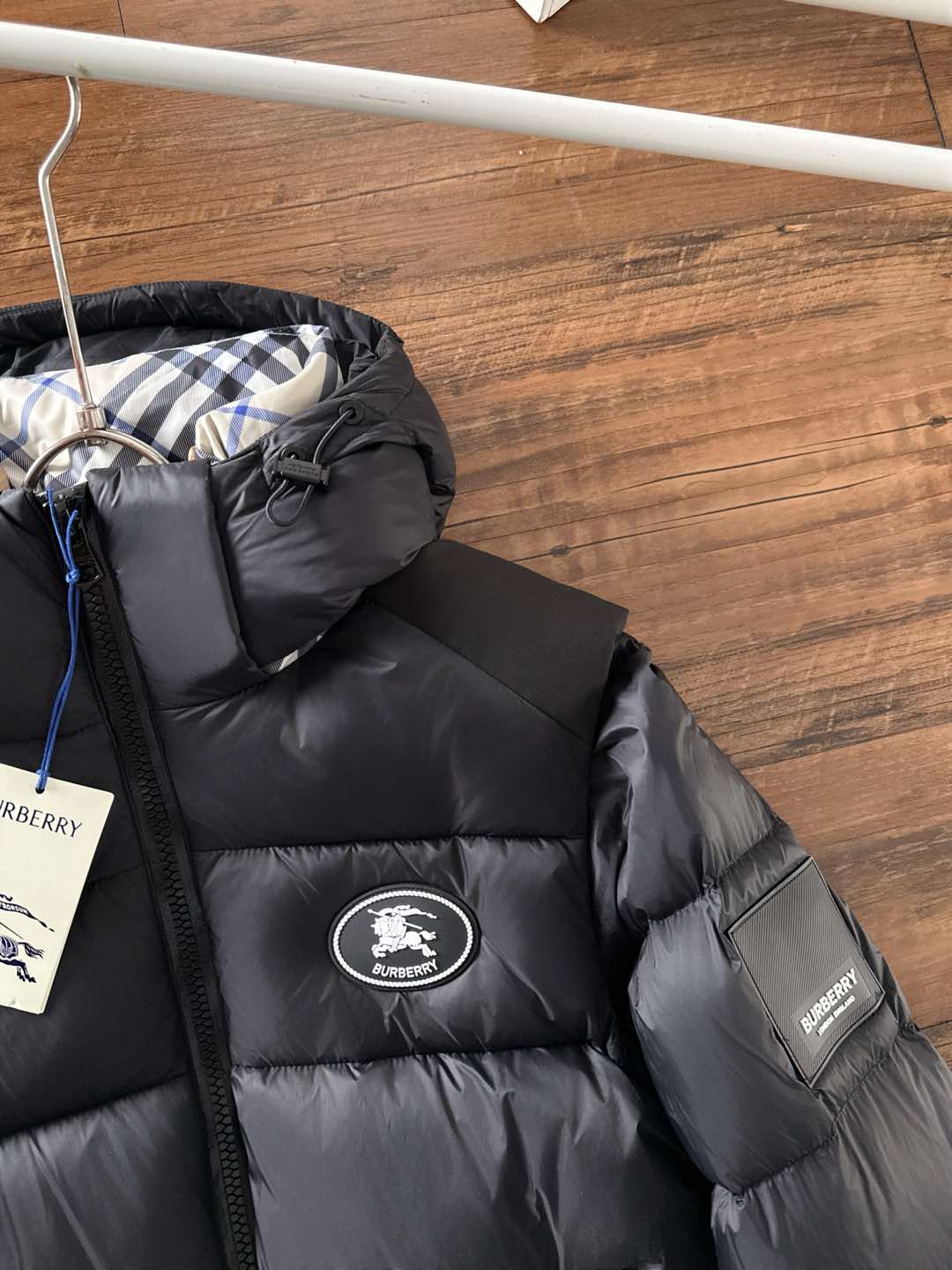 爆款羽绒服 BURBERRY巴宝莉 2025新款羽绒服秀场新品，袖子可拆卸，一衣两穿。品相非常完美，专柜
