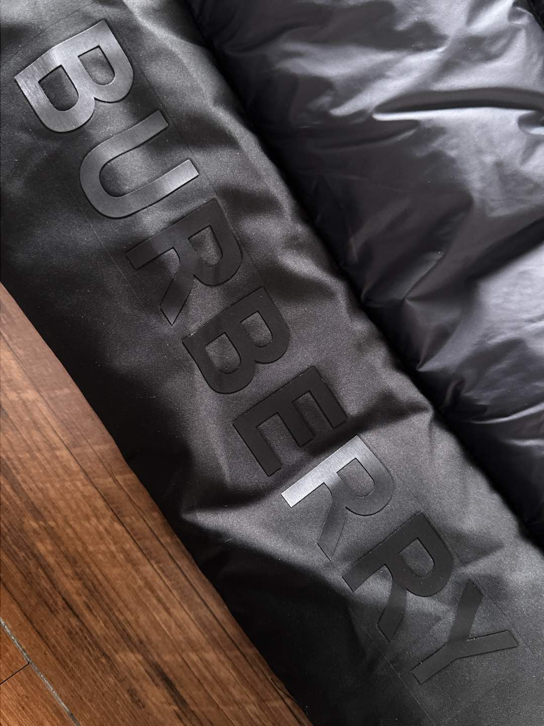 爆款羽绒服 BURBERRY巴宝莉 2025新款羽绒服秀场新品，袖子可拆卸，一衣两穿。品相非常完美，专柜