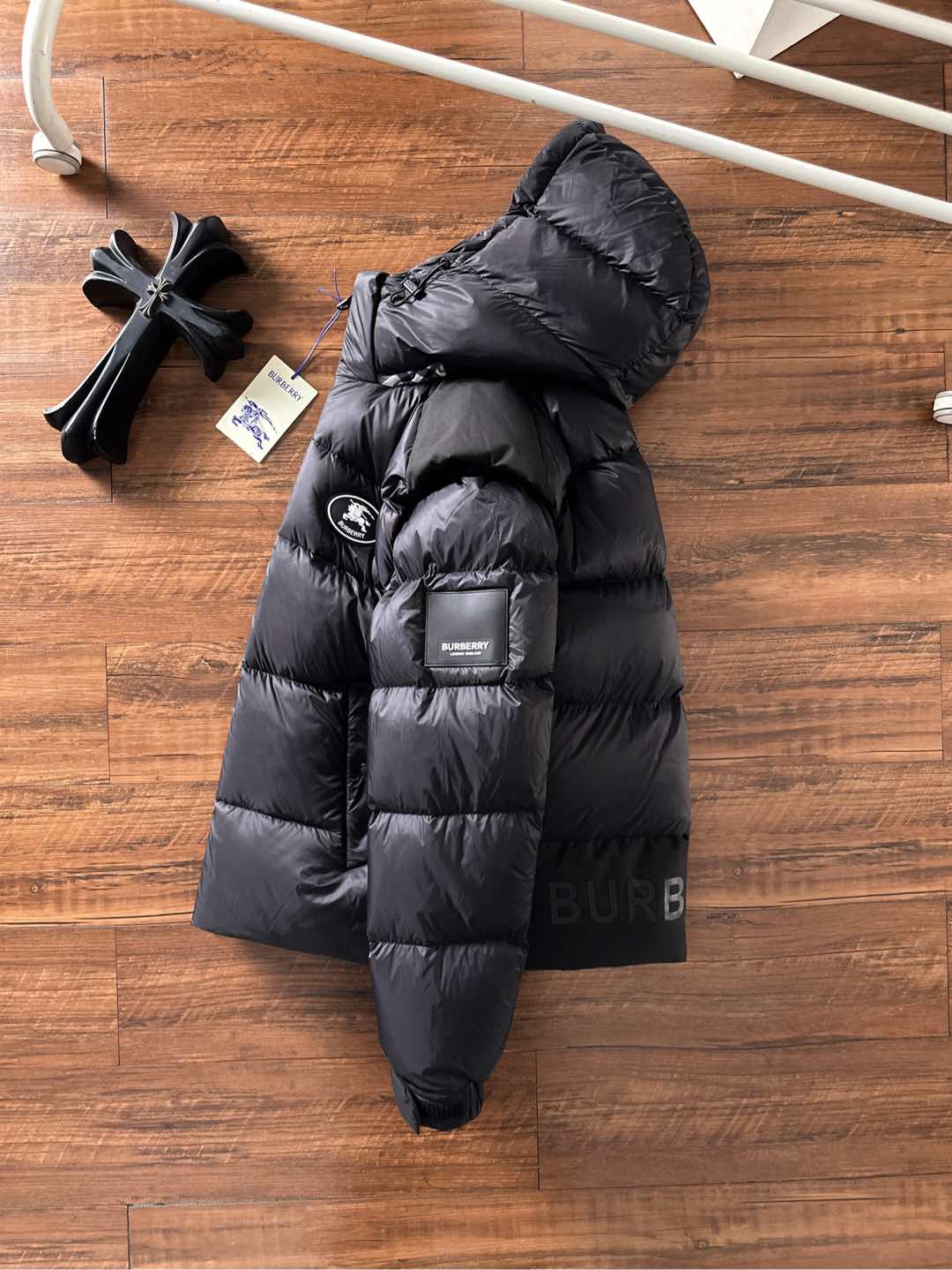 爆款羽绒服 BURBERRY巴宝莉 2025新款羽绒服秀场新品，袖子可拆卸，一衣两穿。品相非常完美，专柜