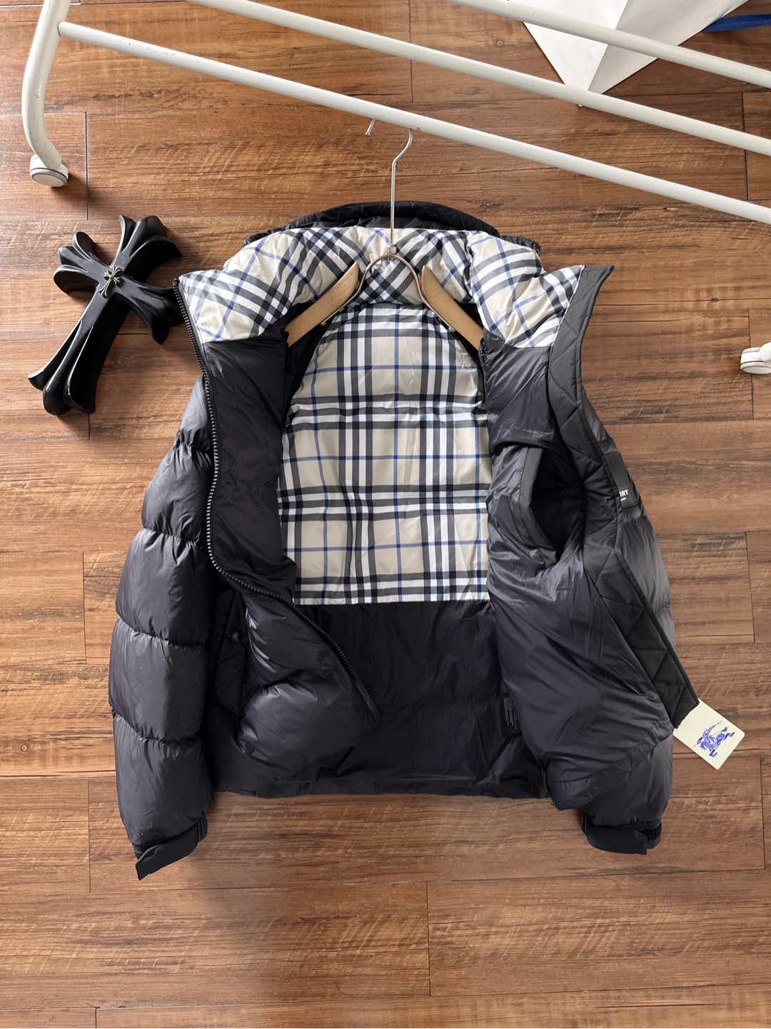 爆款羽绒服 BURBERRY巴宝莉 2025新款羽绒服秀场新品，袖子可拆卸，一衣两穿。品相非常完美，专柜