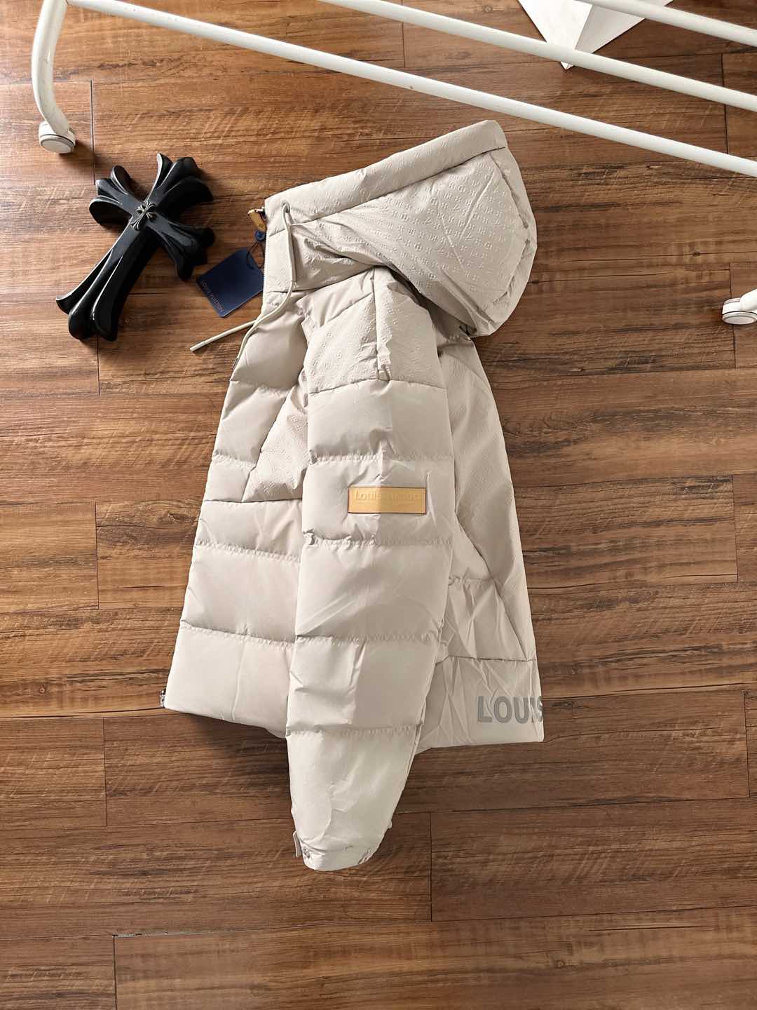 LOUIS*VUITTON 路易威登 FW2025秋冬新款羽绒服，Lv徽标压花钢印老花拼接连帽璀璨登场，