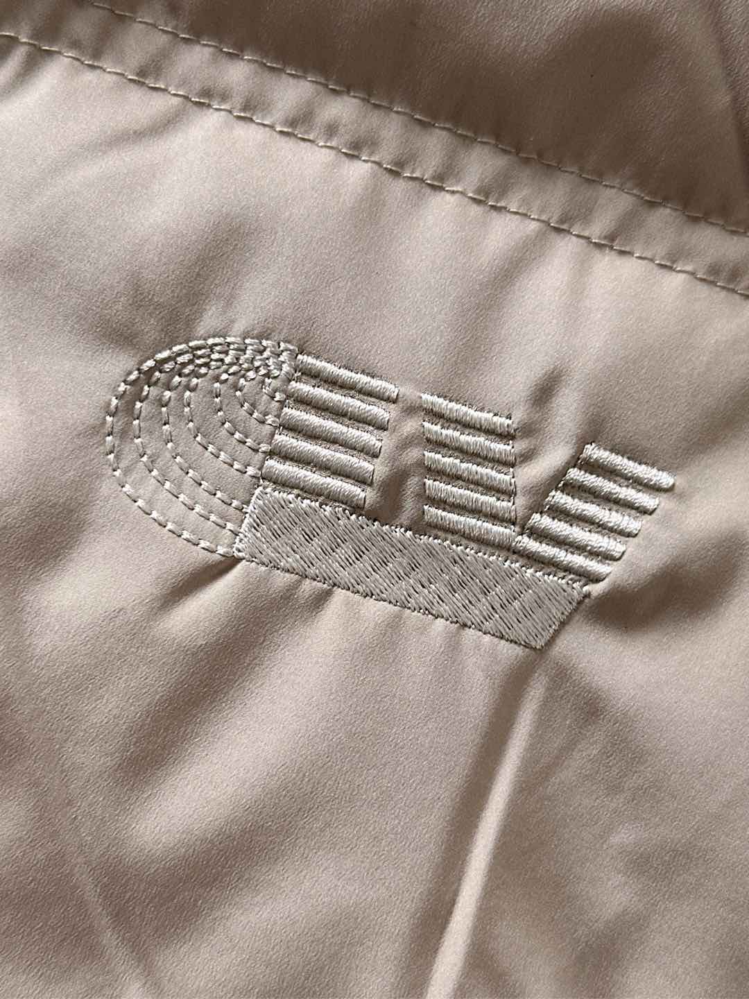 LOUIS*VUITTON 路易威登 FW2025秋冬新款羽绒服，Lv徽标压花钢印老花拼接连帽璀璨登场，