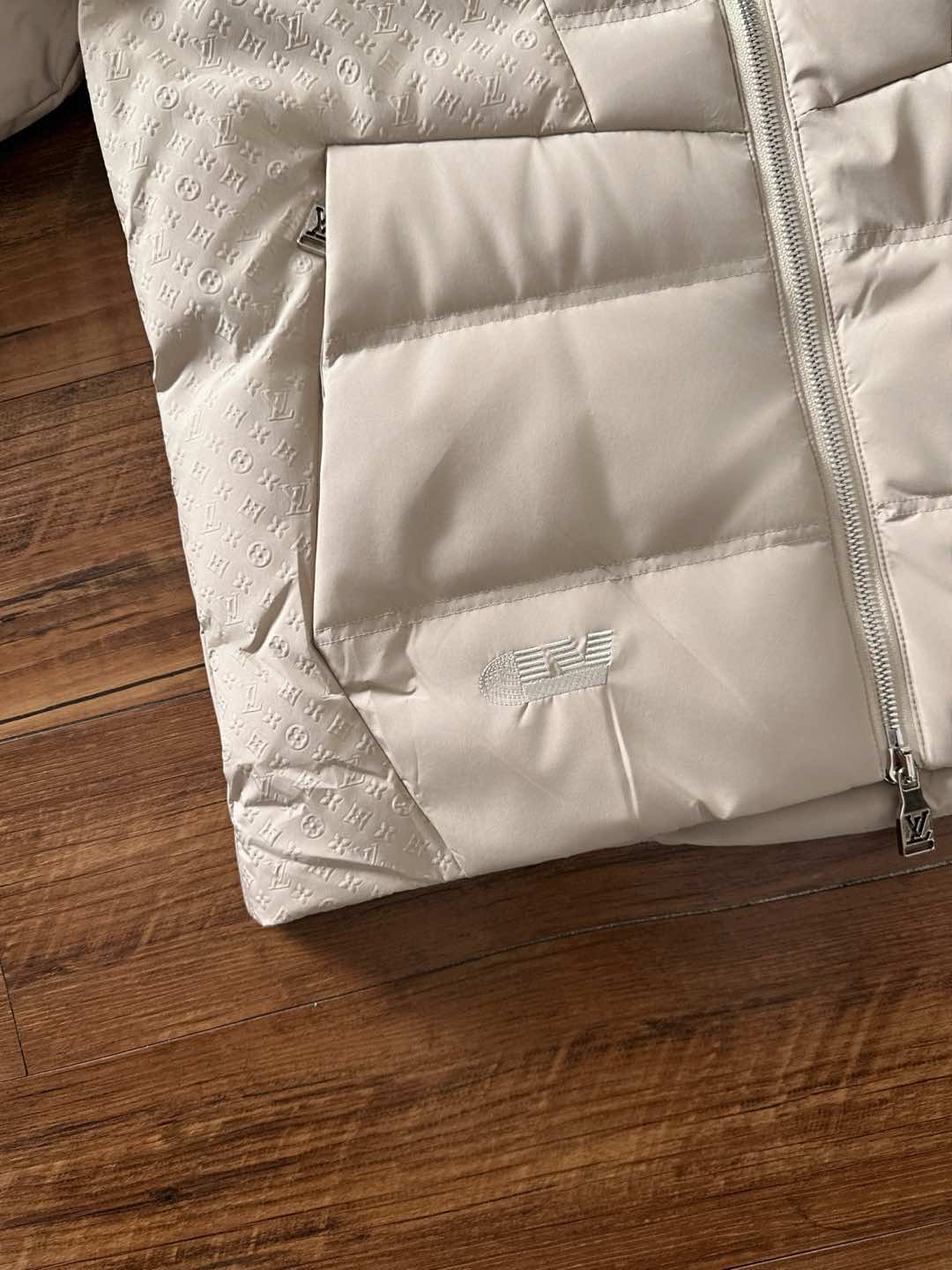 LOUIS*VUITTON 路易威登 FW2025秋冬新款羽绒服，Lv徽标压花钢印老花拼接连帽璀璨登场，