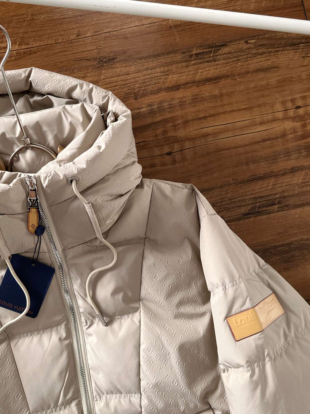 LOUIS*VUITTON 路易威登 FW2025秋冬新款羽绒服，Lv徽标压花钢印老花拼接连帽璀璨登场，