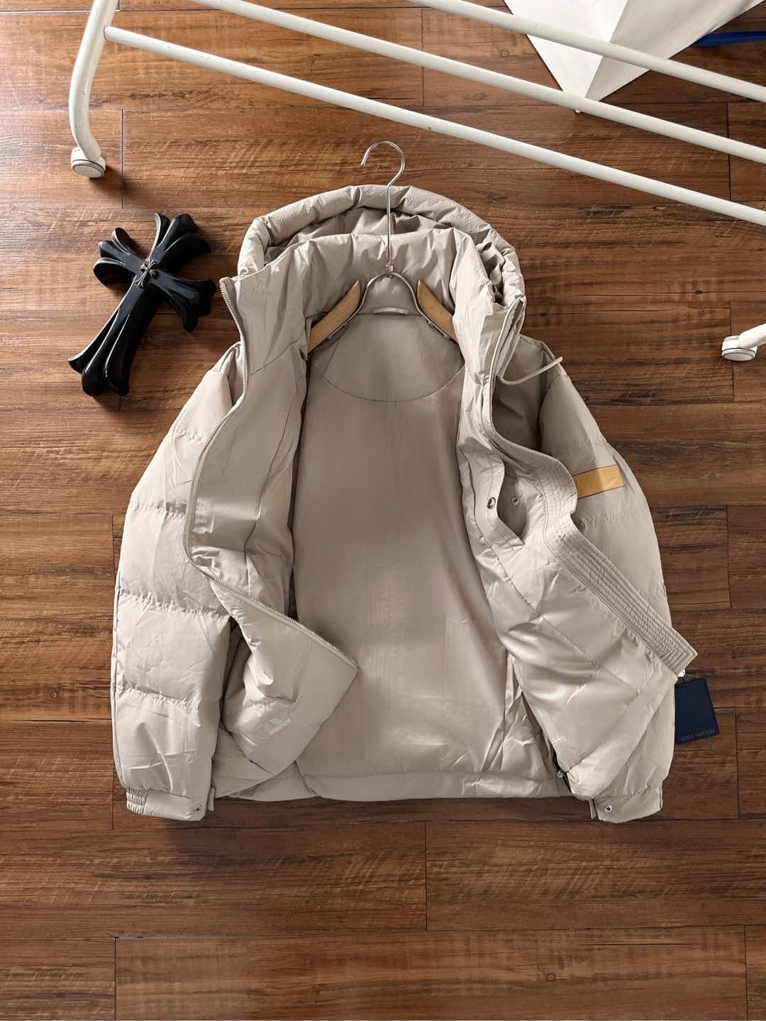 LOUIS*VUITTON 路易威登 FW2025秋冬新款羽绒服，Lv徽标压花钢印老花拼接连帽璀璨登场，