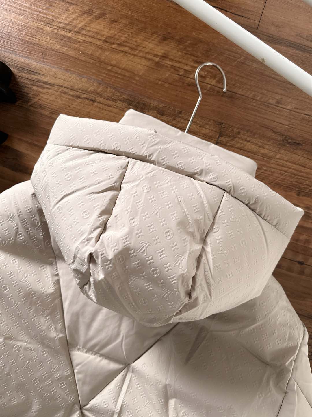 LOUIS*VUITTON 路易威登 FW2025秋冬新款羽绒服，Lv徽标压花钢印老花拼接连帽璀璨登场，