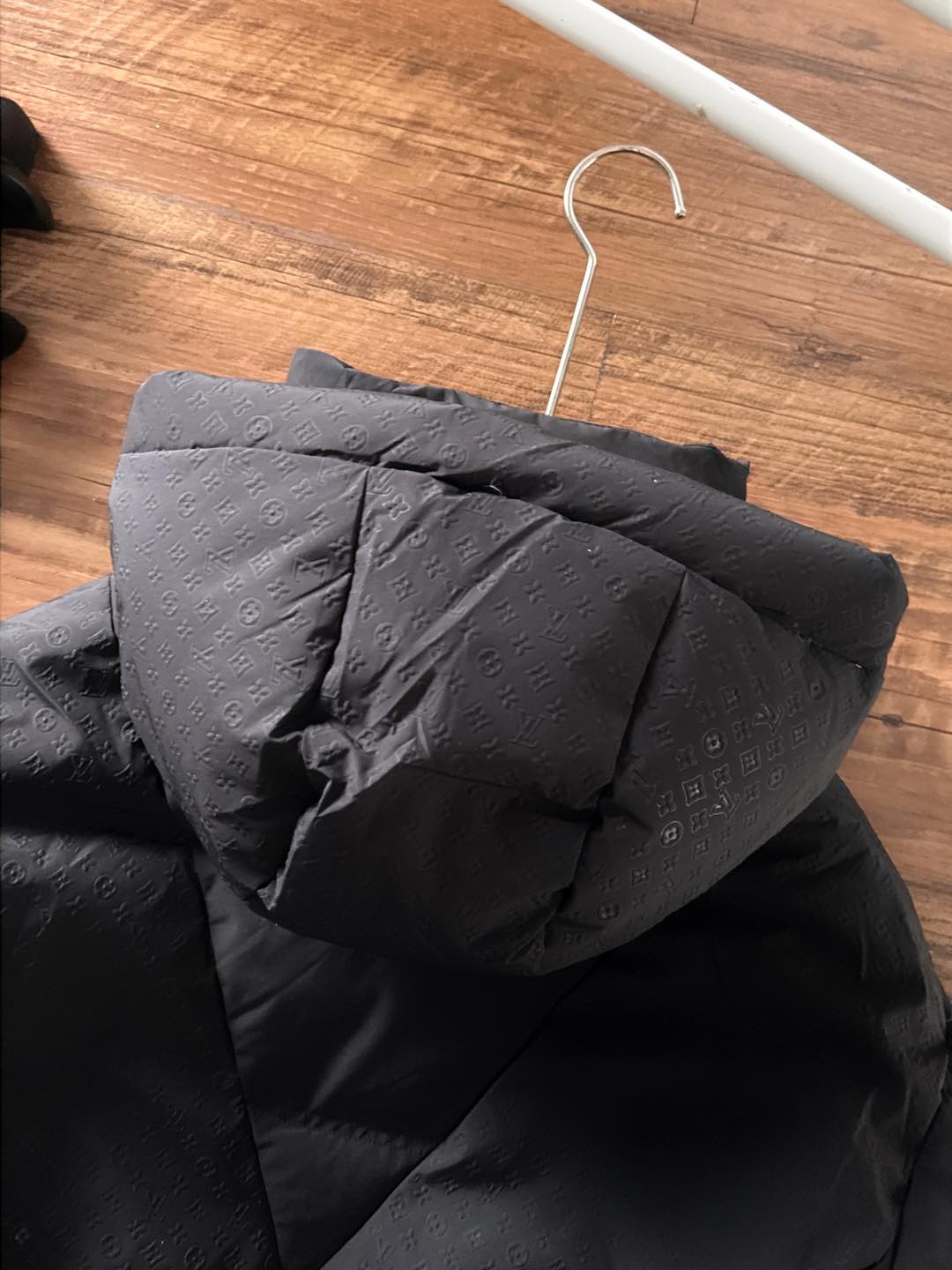 LOUIS*VUITTON 路易威登 FW2025秋冬新款羽绒服，Lv徽标压花钢印老花拼接连帽璀璨登场，