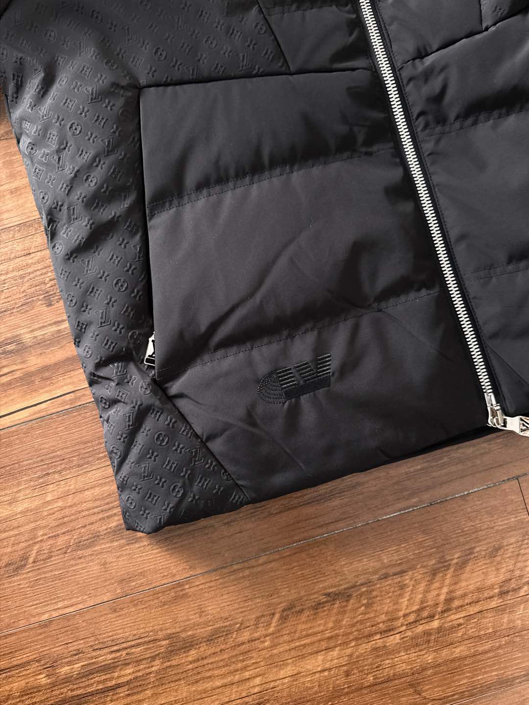 LOUIS*VUITTON 路易威登 FW2025秋冬新款羽绒服，Lv徽标压花钢印老花拼接连帽璀璨登场，