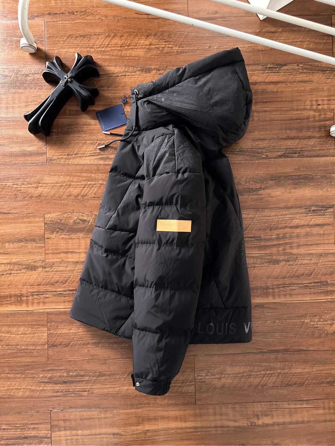 LOUIS*VUITTON 路易威登 FW2025秋冬新款羽绒服，Lv徽标压花钢印老花拼接连帽璀璨登场，