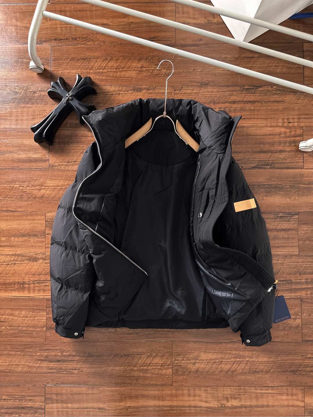 LOUIS*VUITTON 路易威登 FW2025秋冬新款羽绒服，Lv徽标压花钢印老花拼接连帽璀璨登场，