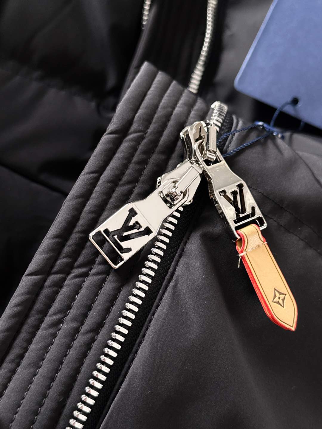 LOUIS*VUITTON 路易威登 FW2025秋冬新款羽绒服，Lv徽标压花钢印老花拼接连帽璀璨登场，