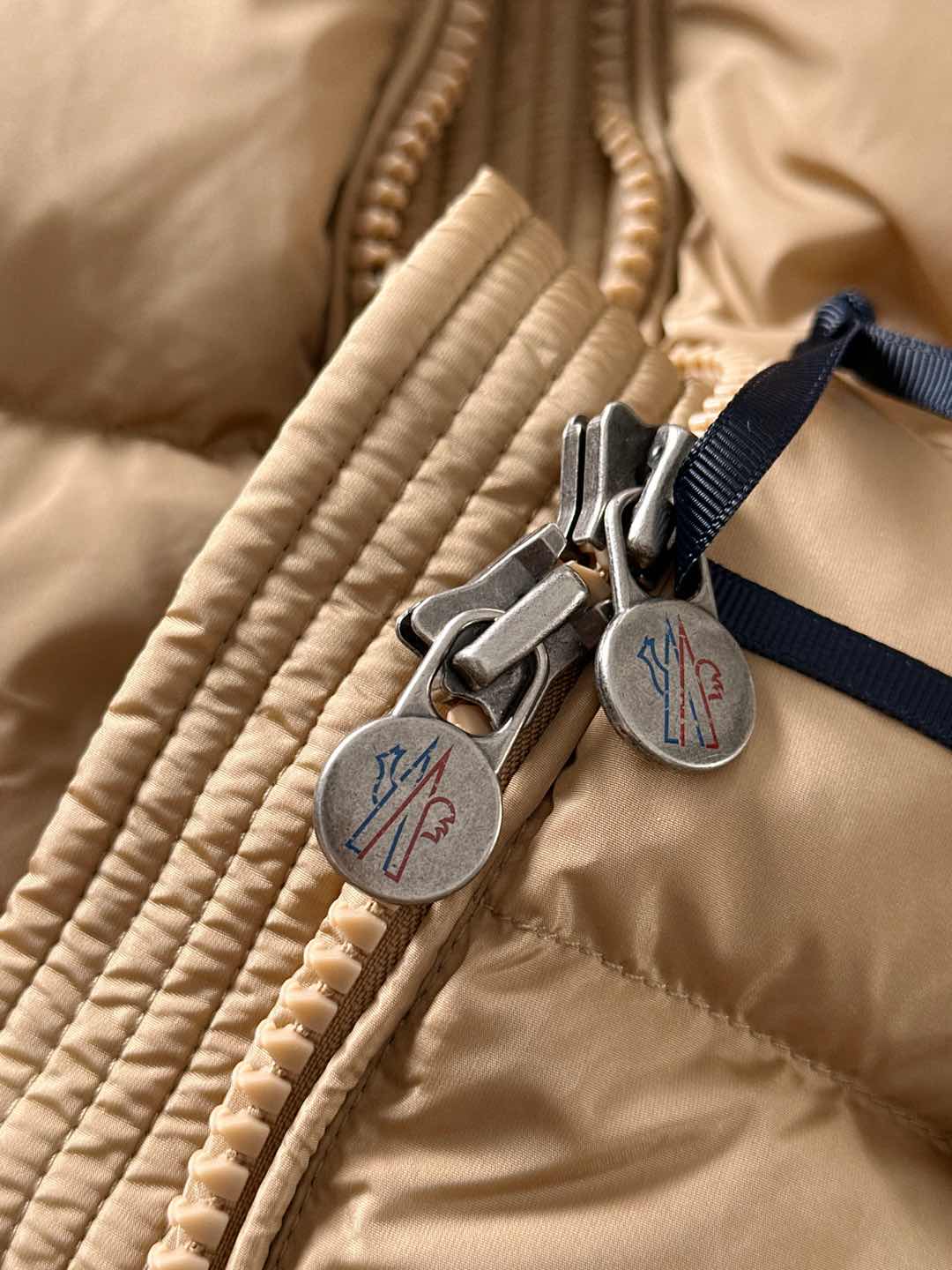 特级羽绒⬆️Moncler王牌经典,2025全新上市.Maya(全新科技尼龙)男士哑光短款羽绒夹克外套.