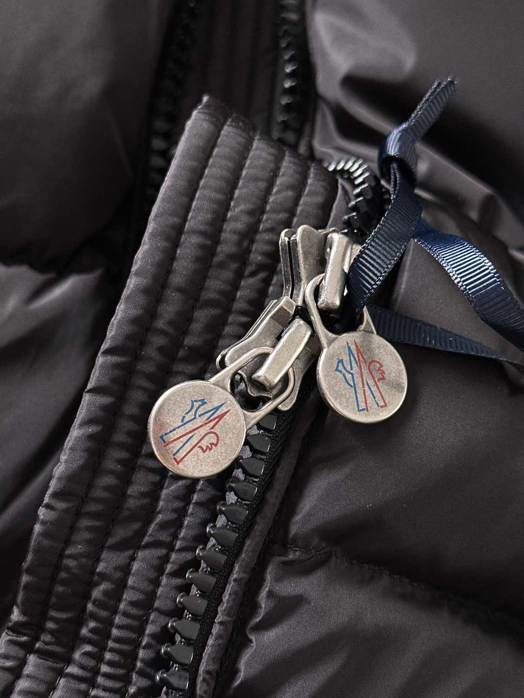 特级羽绒⬆️Moncler王牌经典,2025全新上市.Maya(全新科技尼龙)男士哑光短款羽绒夹克外套.