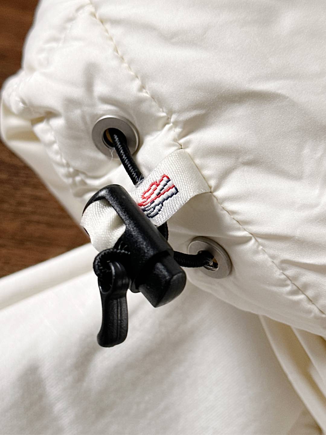 Moncler 蒙口 FW2025新款连帽拼羽绒夹克外套。经典款，一件难求。采用原版定制面料，正身充90