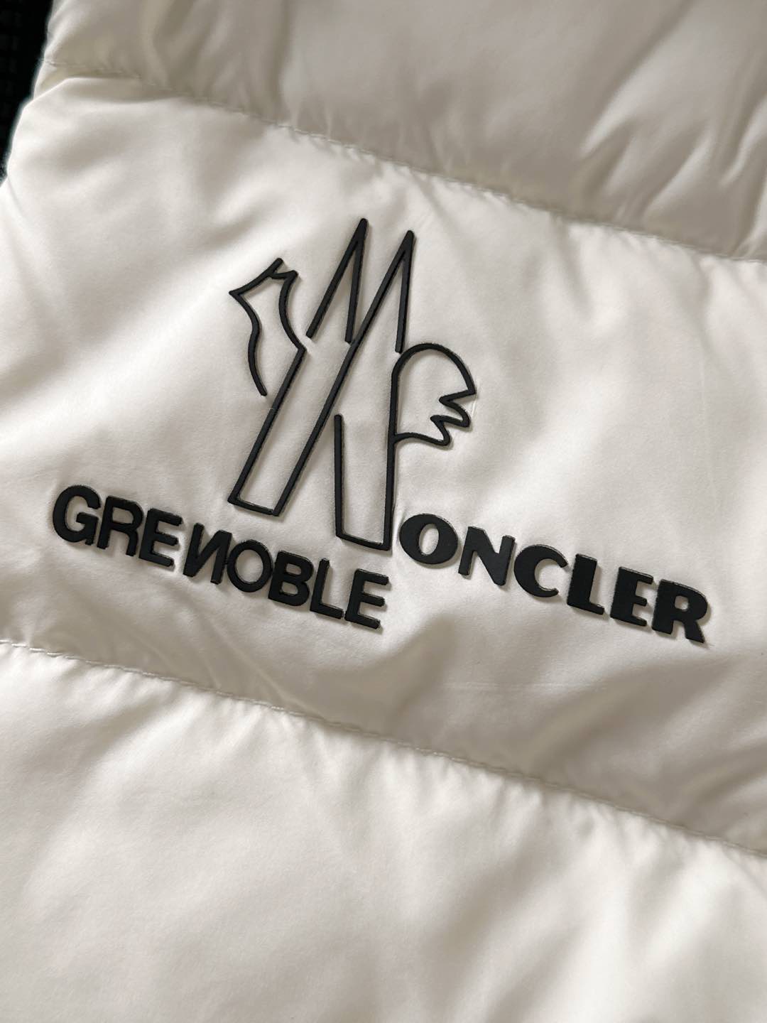 Moncler 蒙口 FW2025新款连帽拼羽绒夹克外套。经典款，一件难求。采用原版定制面料，正身充90