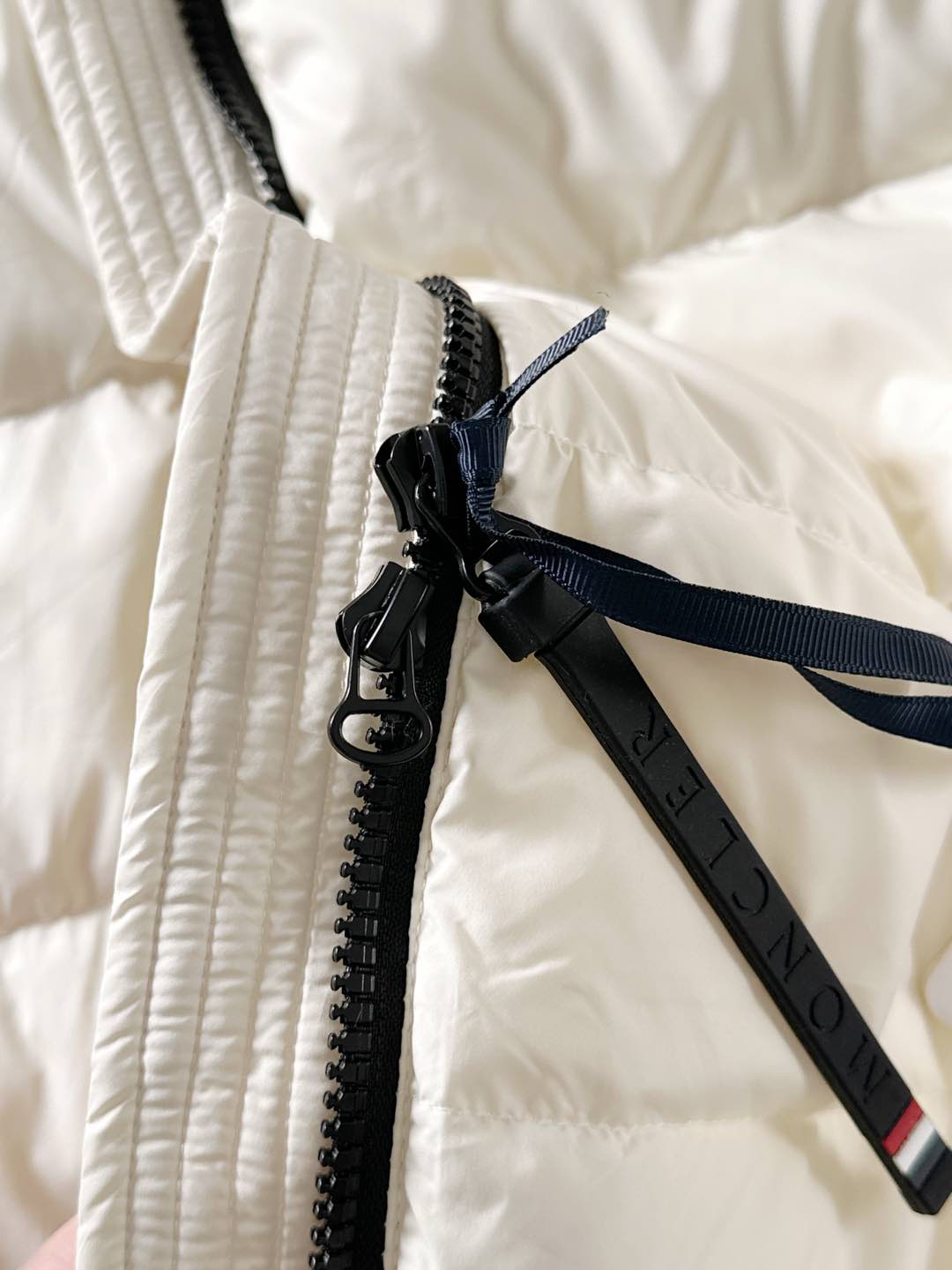 Moncler 蒙口 FW2025新款连帽拼羽绒夹克外套。经典款，一件难求。采用原版定制面料，正身充90