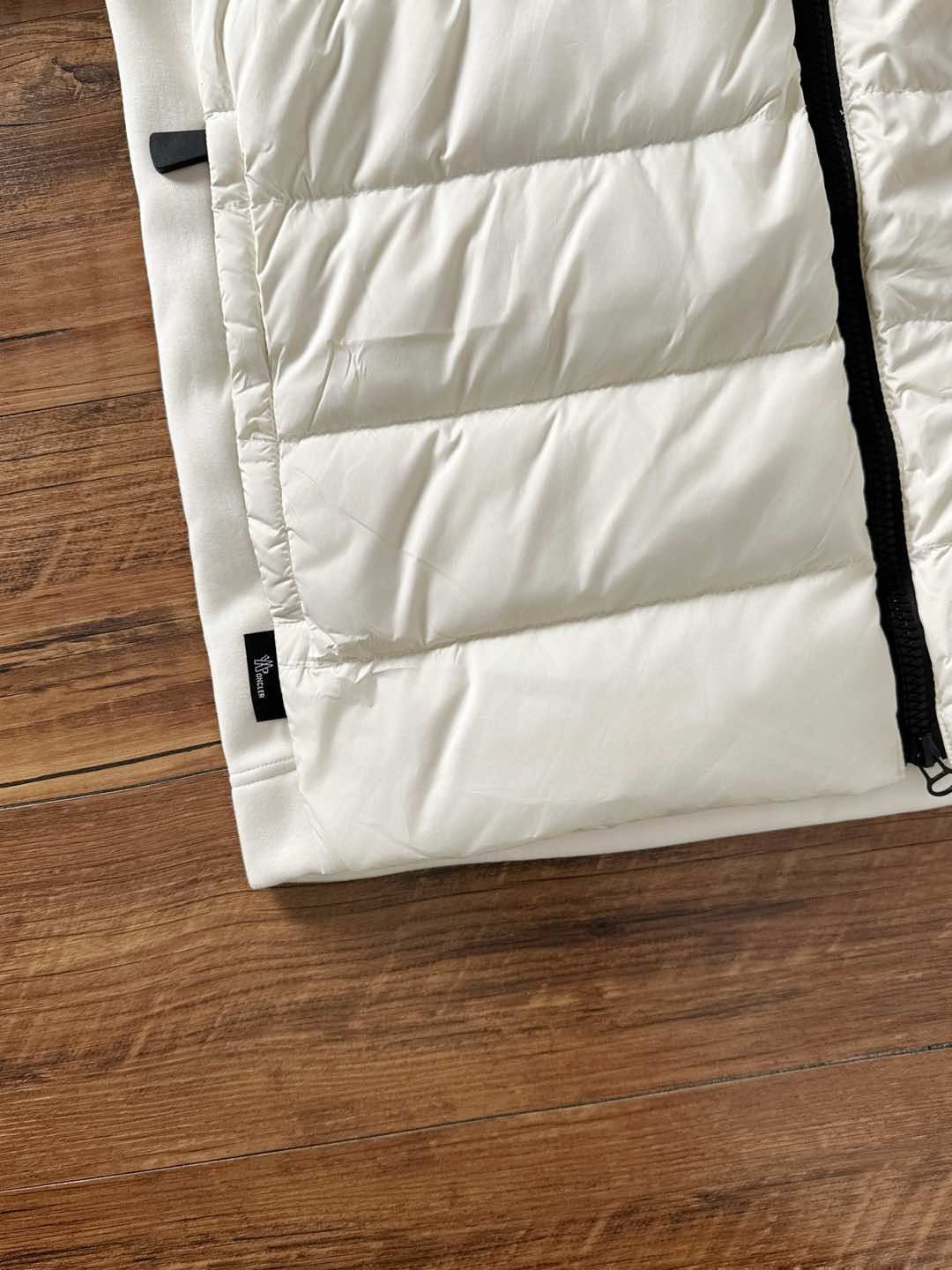 Moncler 蒙口 FW2025新款连帽拼羽绒夹克外套。经典款，一件难求。采用原版定制面料，正身充90