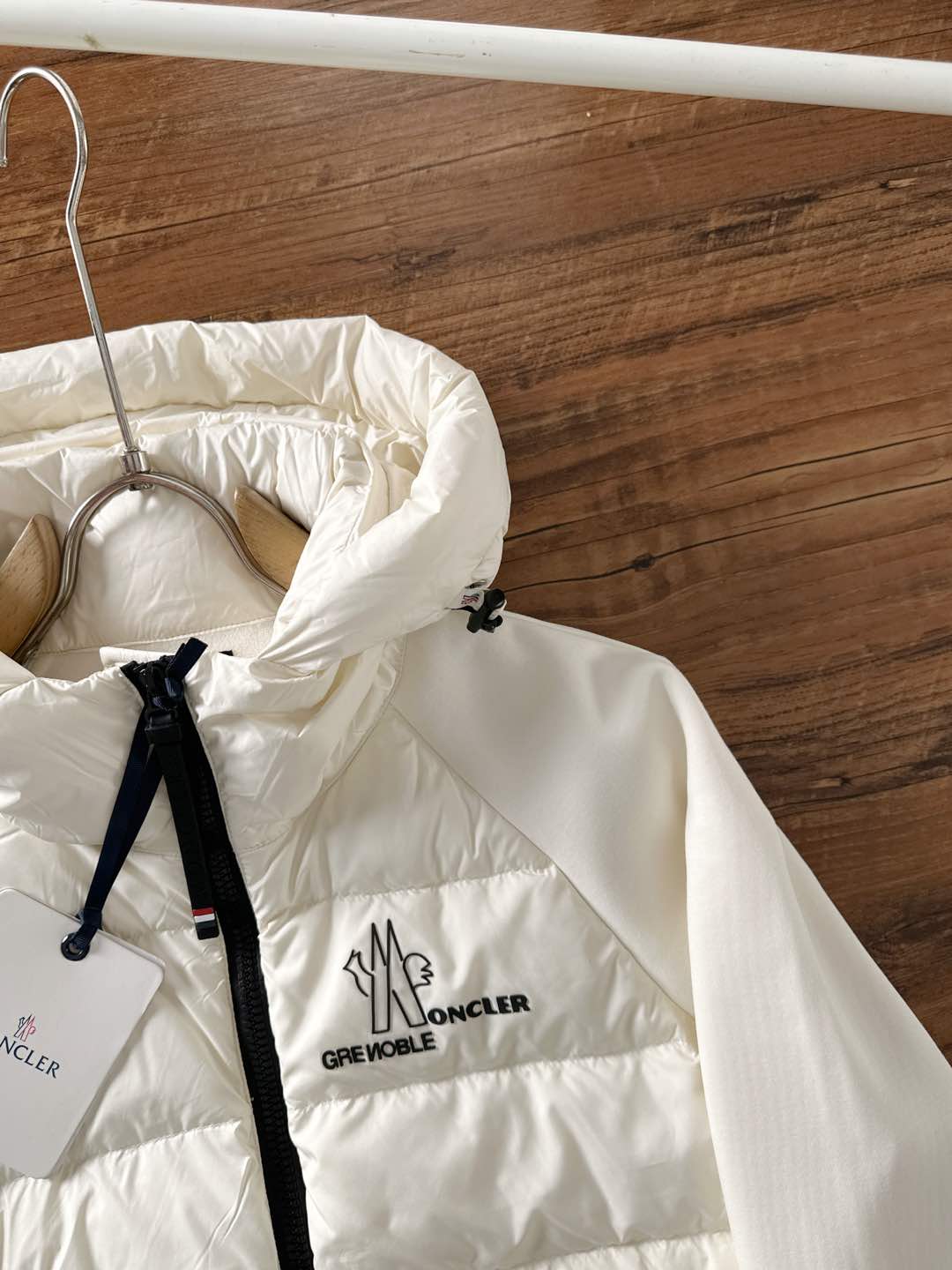 Moncler 蒙口 FW2025新款连帽拼羽绒夹克外套。经典款，一件难求。采用原版定制面料，正身充90