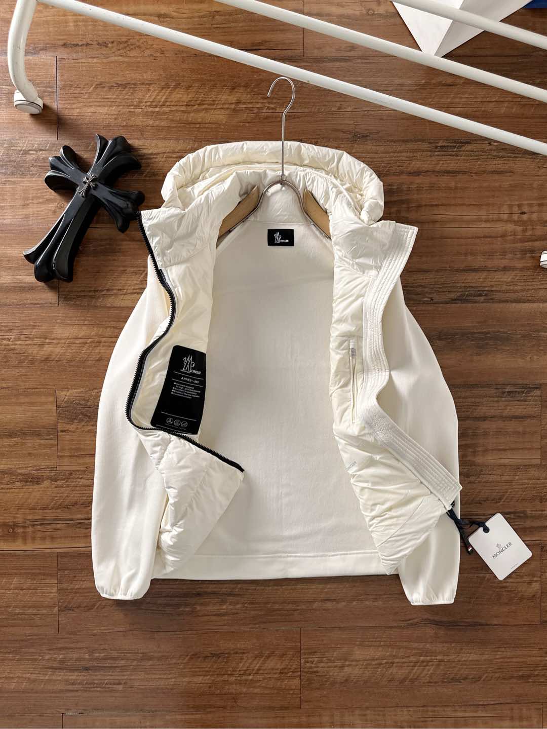 Moncler 蒙口 FW2025新款连帽拼羽绒夹克外套。经典款，一件难求。采用原版定制面料，正身充90