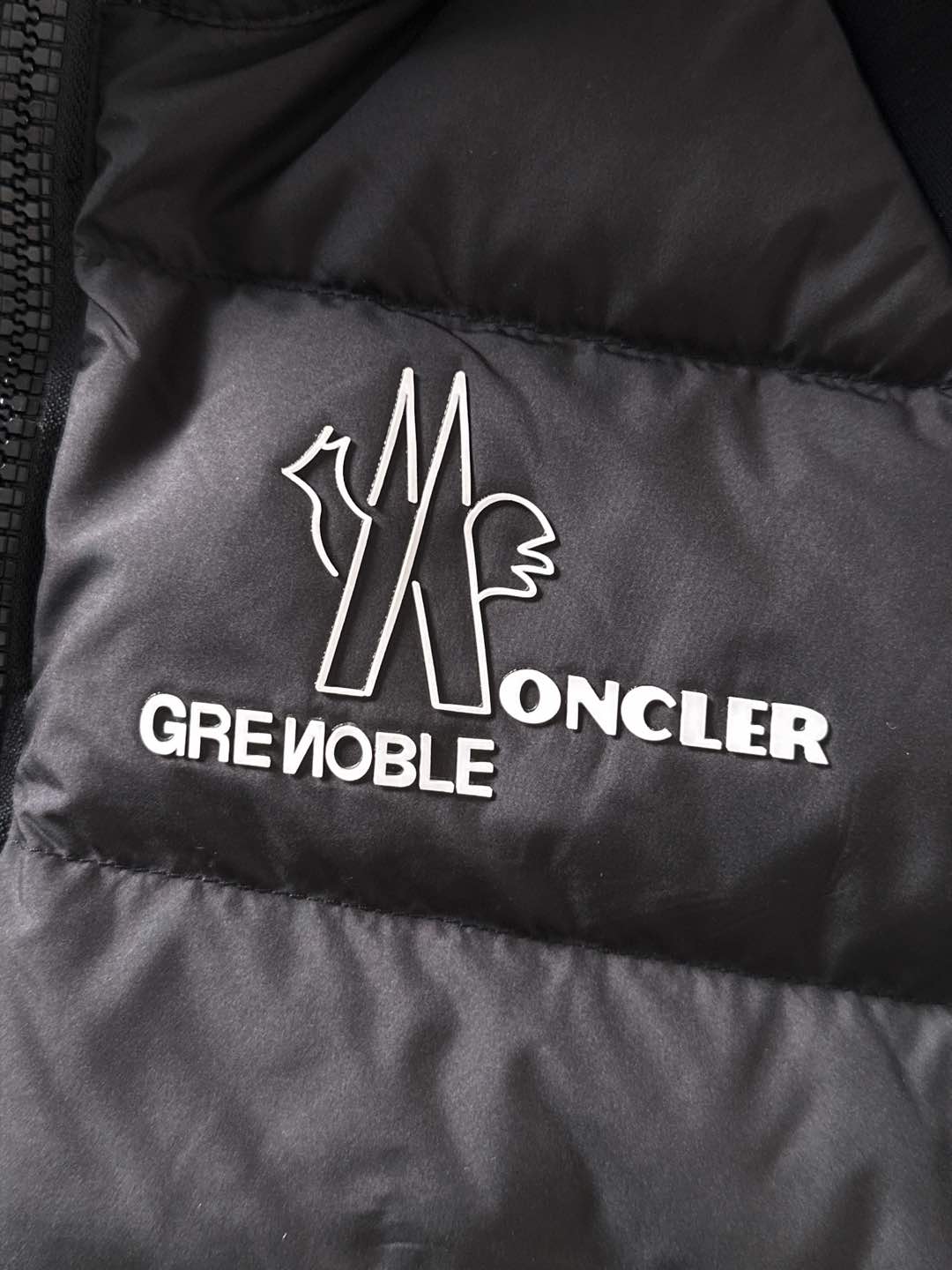 Moncler 蒙口 FW2025新款连帽拼羽绒夹克外套。经典款，一件难求。采用原版定制面料，正身充90