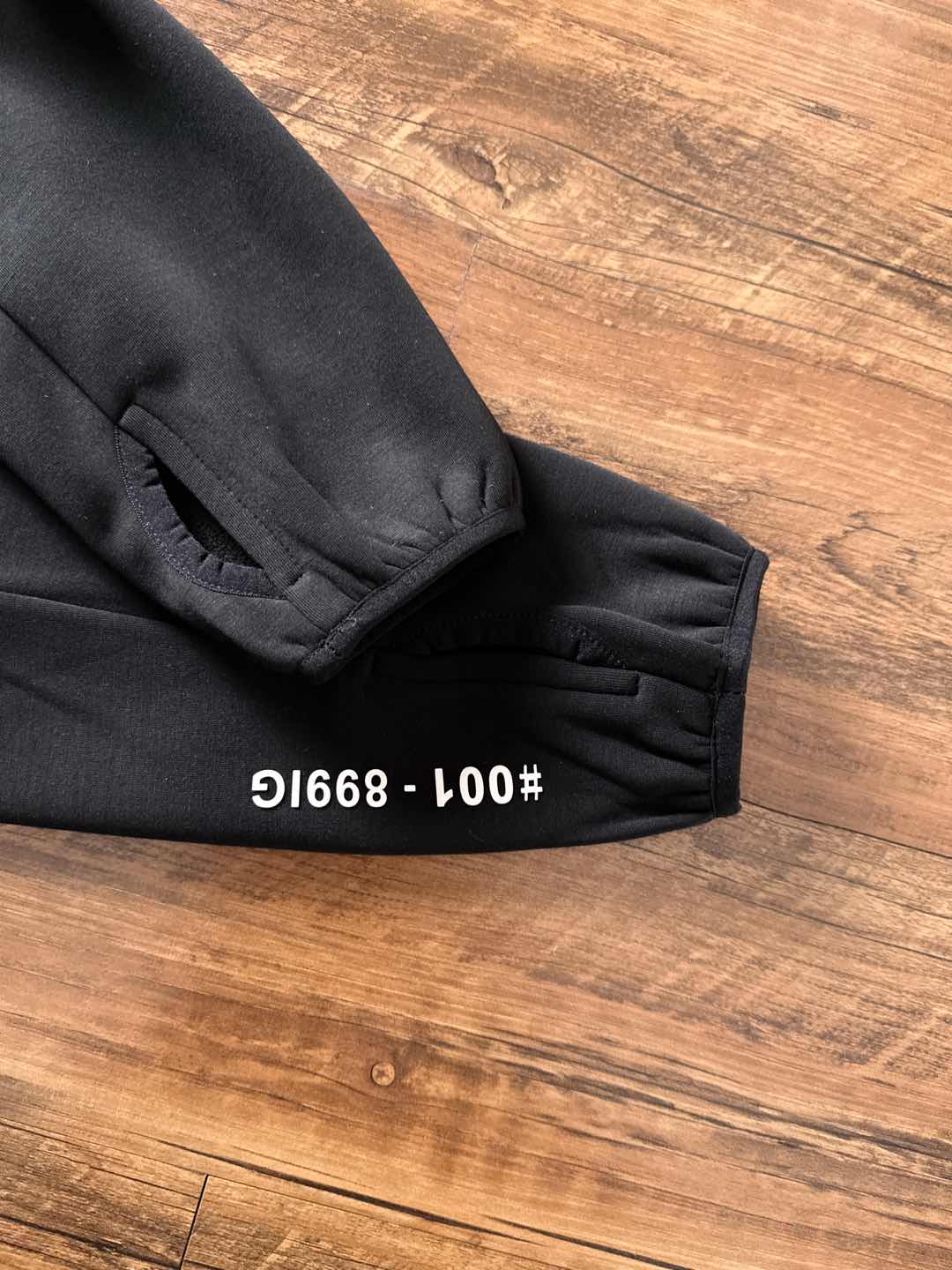 Moncler 蒙口 FW2025新款连帽拼羽绒夹克外套。经典款，一件难求。采用原版定制面料，正身充90