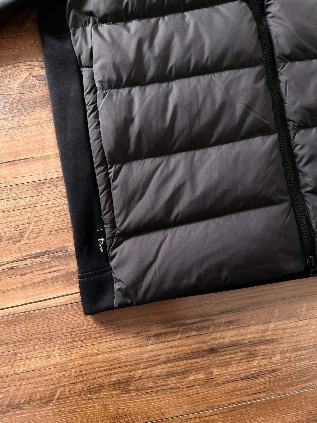 Moncler 蒙口 FW2025新款连帽拼羽绒夹克外套。经典款，一件难求。采用原版定制面料，正身充90