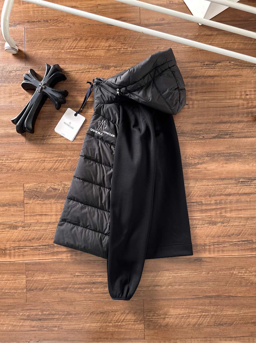 Moncler 蒙口 FW2025新款连帽拼羽绒夹克外套。经典款，一件难求。采用原版定制面料，正身充90