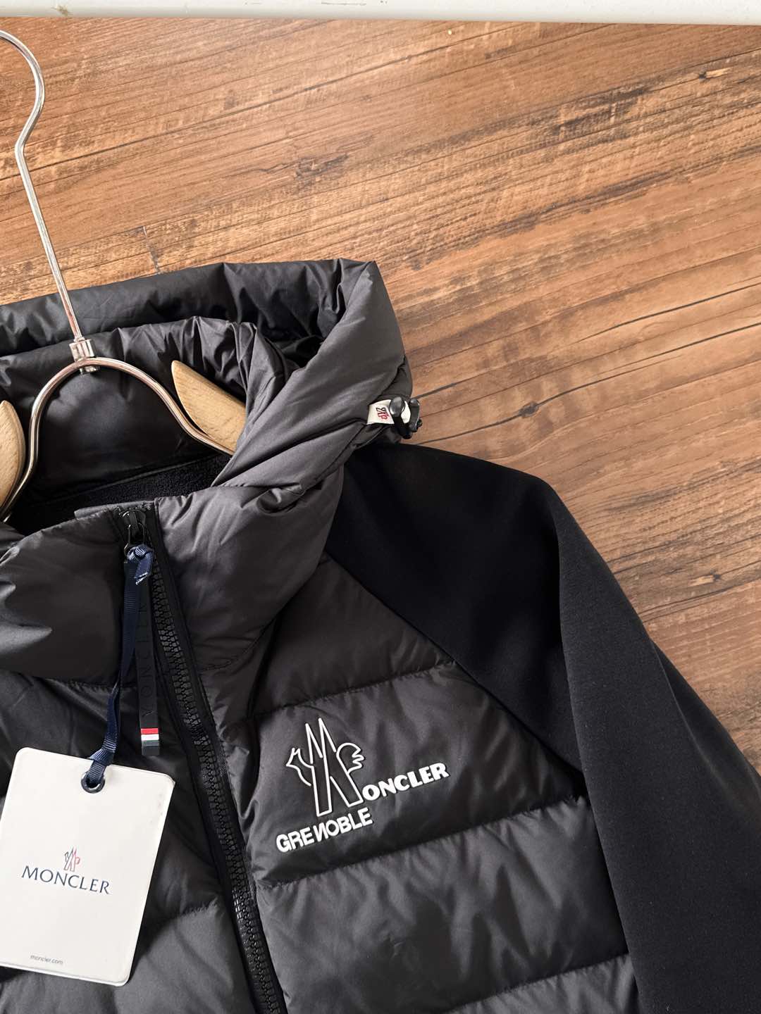 Moncler 蒙口 FW2025新款连帽拼羽绒夹克外套。经典款，一件难求。采用原版定制面料，正身充90