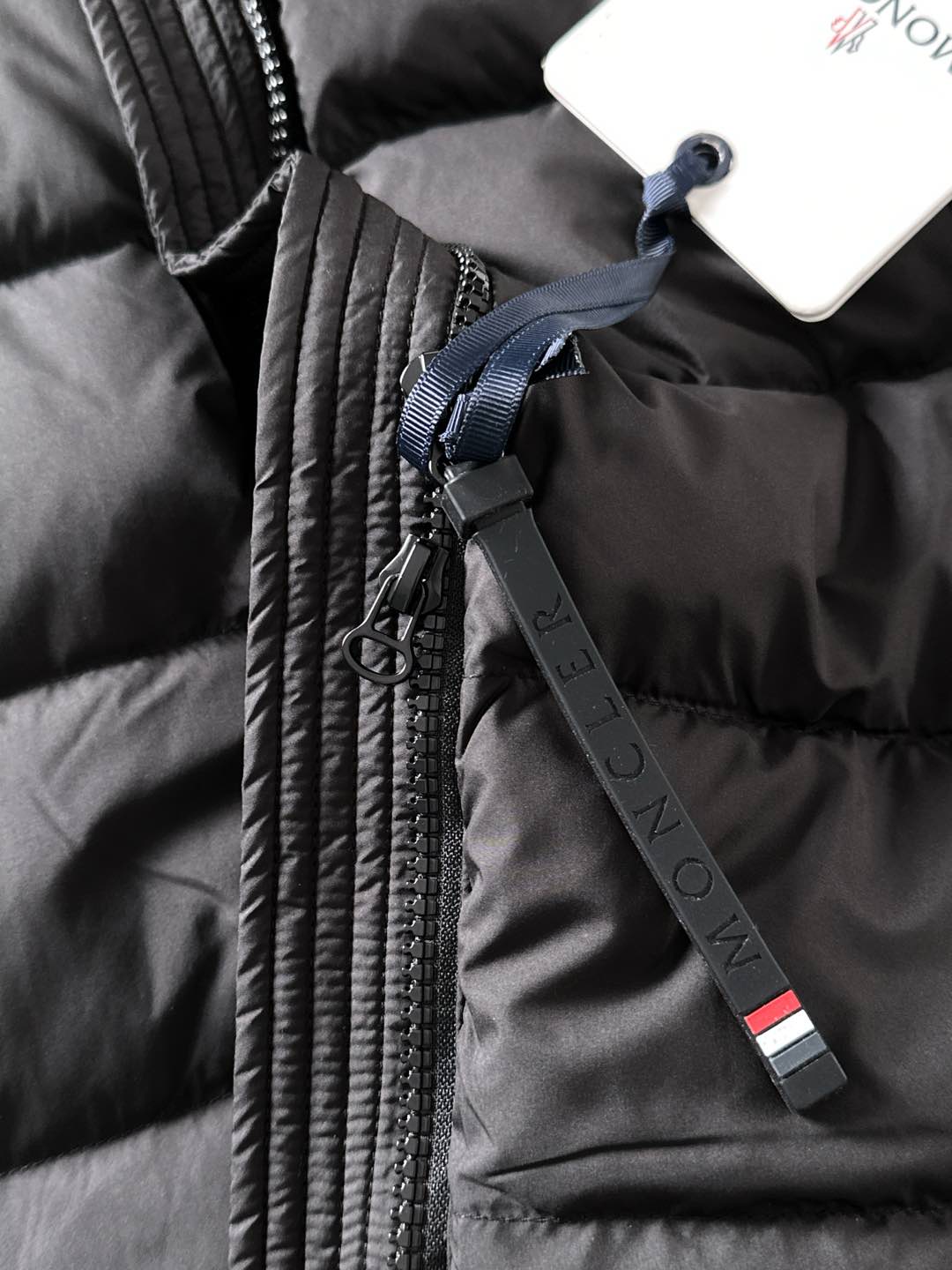 Moncler 蒙口 FW2025新款连帽拼羽绒夹克外套。经典款，一件难求。采用原版定制面料，正身充90