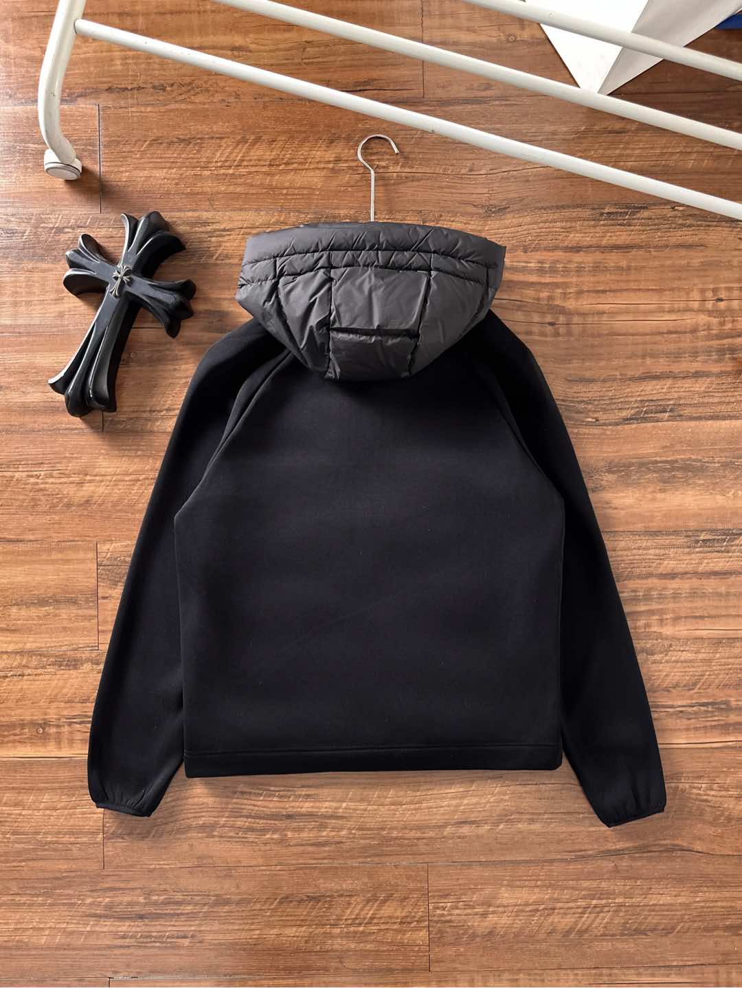 Moncler 蒙口 FW2025新款连帽拼羽绒夹克外套。经典款，一件难求。采用原版定制面料，正身充90