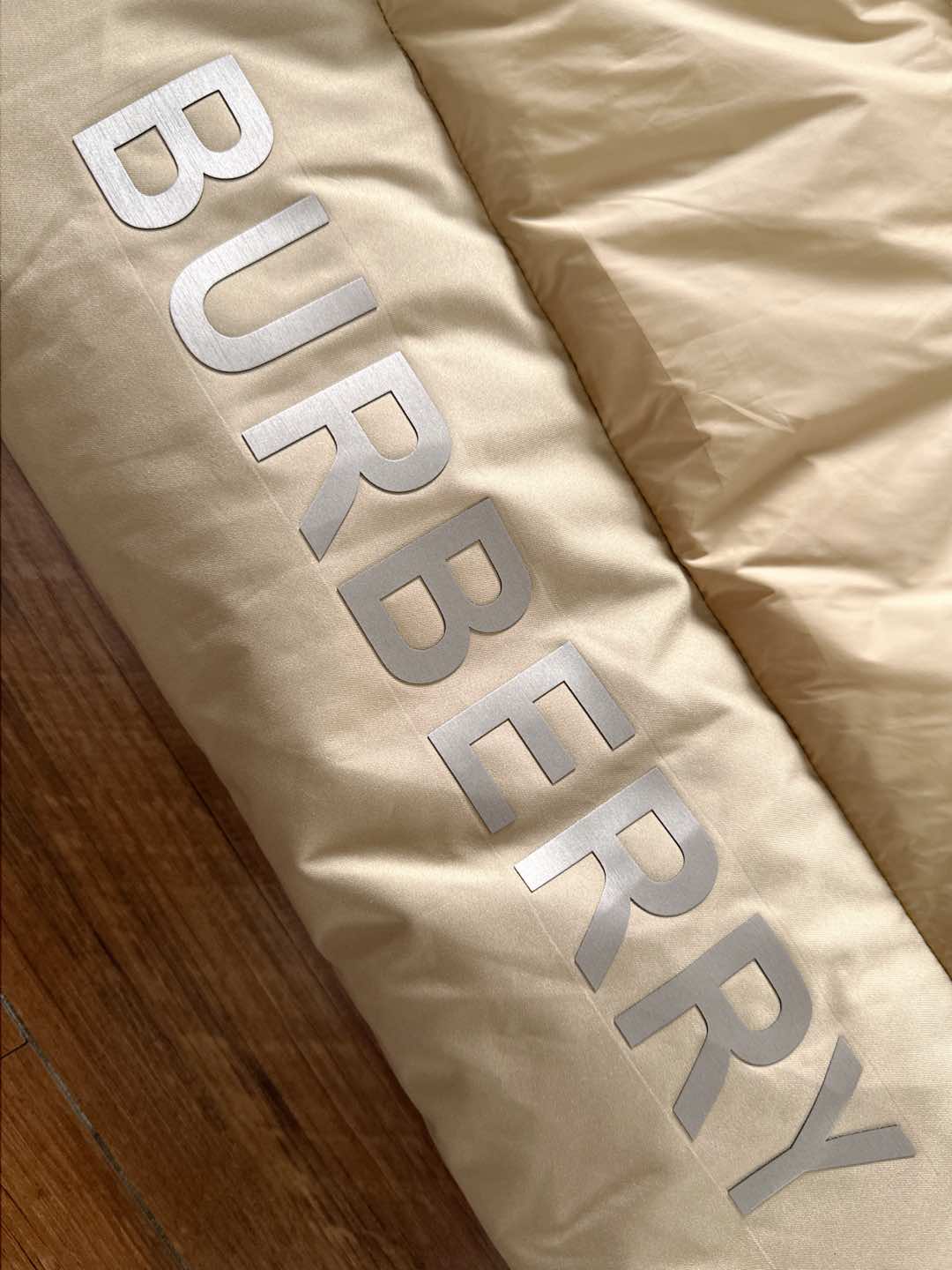 爆款羽绒服 BURBERRY巴宝莉 2025新款羽绒服秀场新品，袖子可拆卸，一衣两穿。品相非常完美，专柜