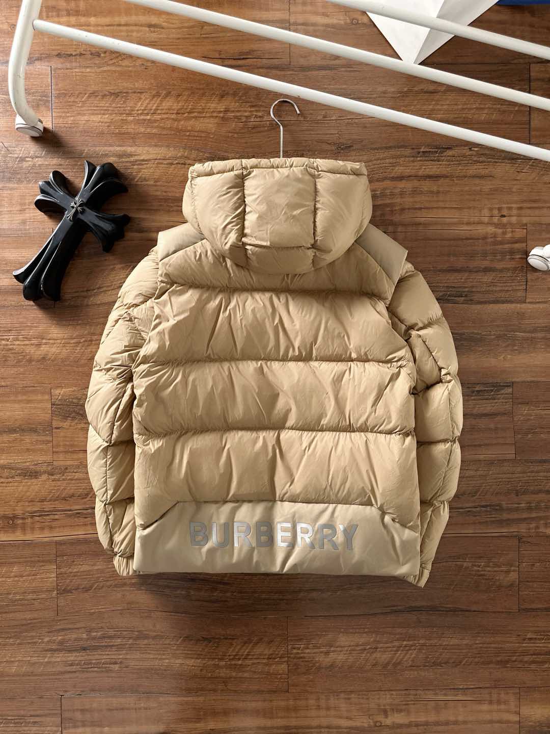 爆款羽绒服 BURBERRY巴宝莉 2025新款羽绒服秀场新品，袖子可拆卸，一衣两穿。品相非常完美，专柜