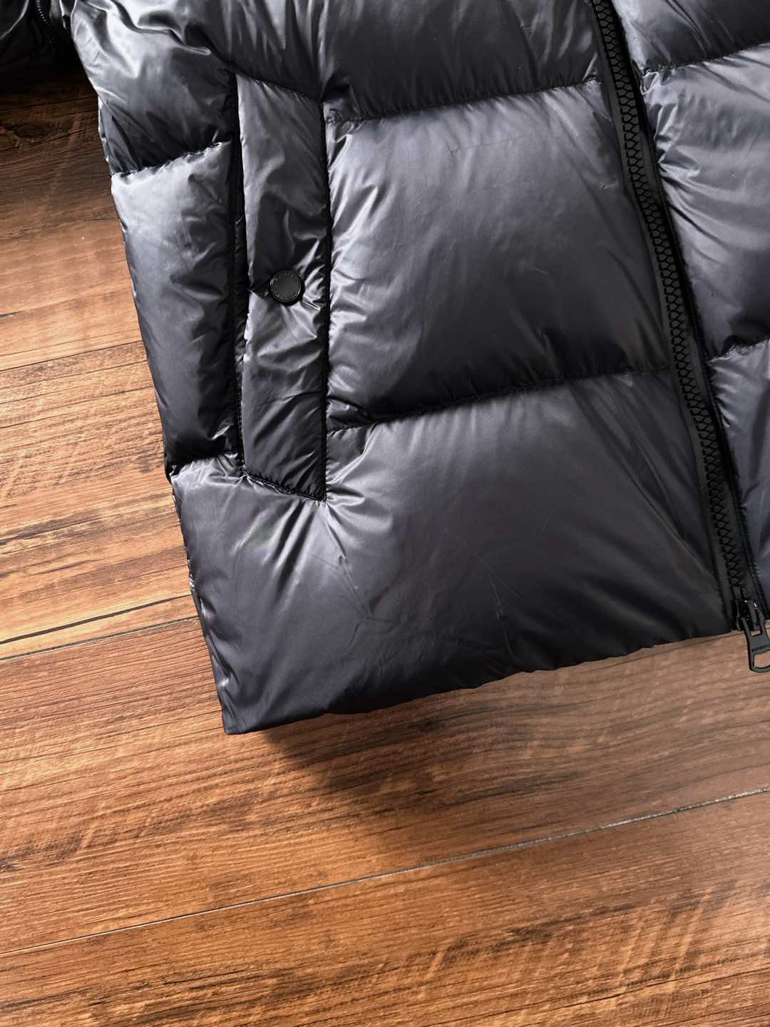 爆款羽绒服 BURBERRY巴宝莉 2025新款羽绒服秀场新品，袖子可拆卸，一衣两穿。品相非常完美，专柜