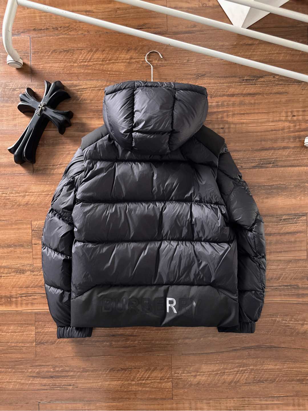 爆款羽绒服 BURBERRY巴宝莉 2025新款羽绒服秀场新品，袖子可拆卸，一衣两穿。品相非常完美，专柜