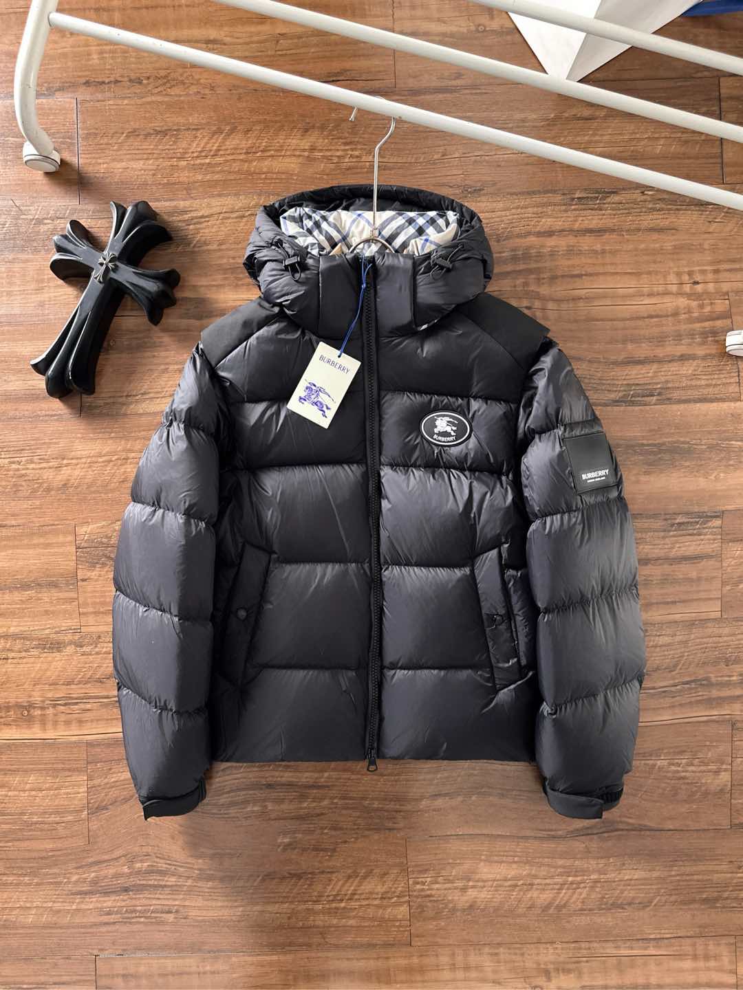 爆款羽绒服 BURBERRY巴宝莉 2025新款羽绒服秀场新品，袖子可拆卸，一衣两穿。品相非常完美，专柜