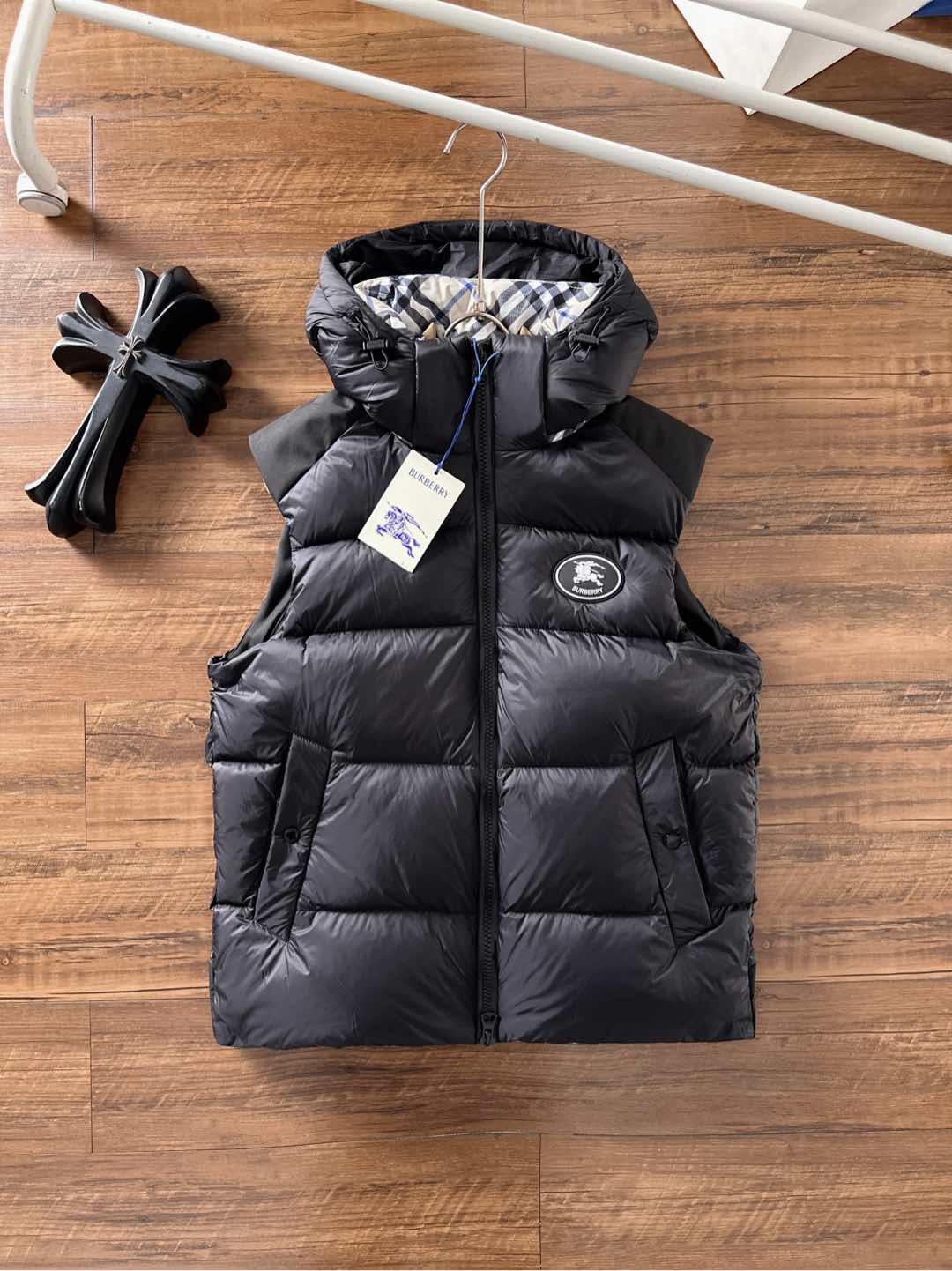 爆款羽绒服 BURBERRY巴宝莉 2025新款羽绒服秀场新品，袖子可拆卸，一衣两穿。品相非常完美，专柜