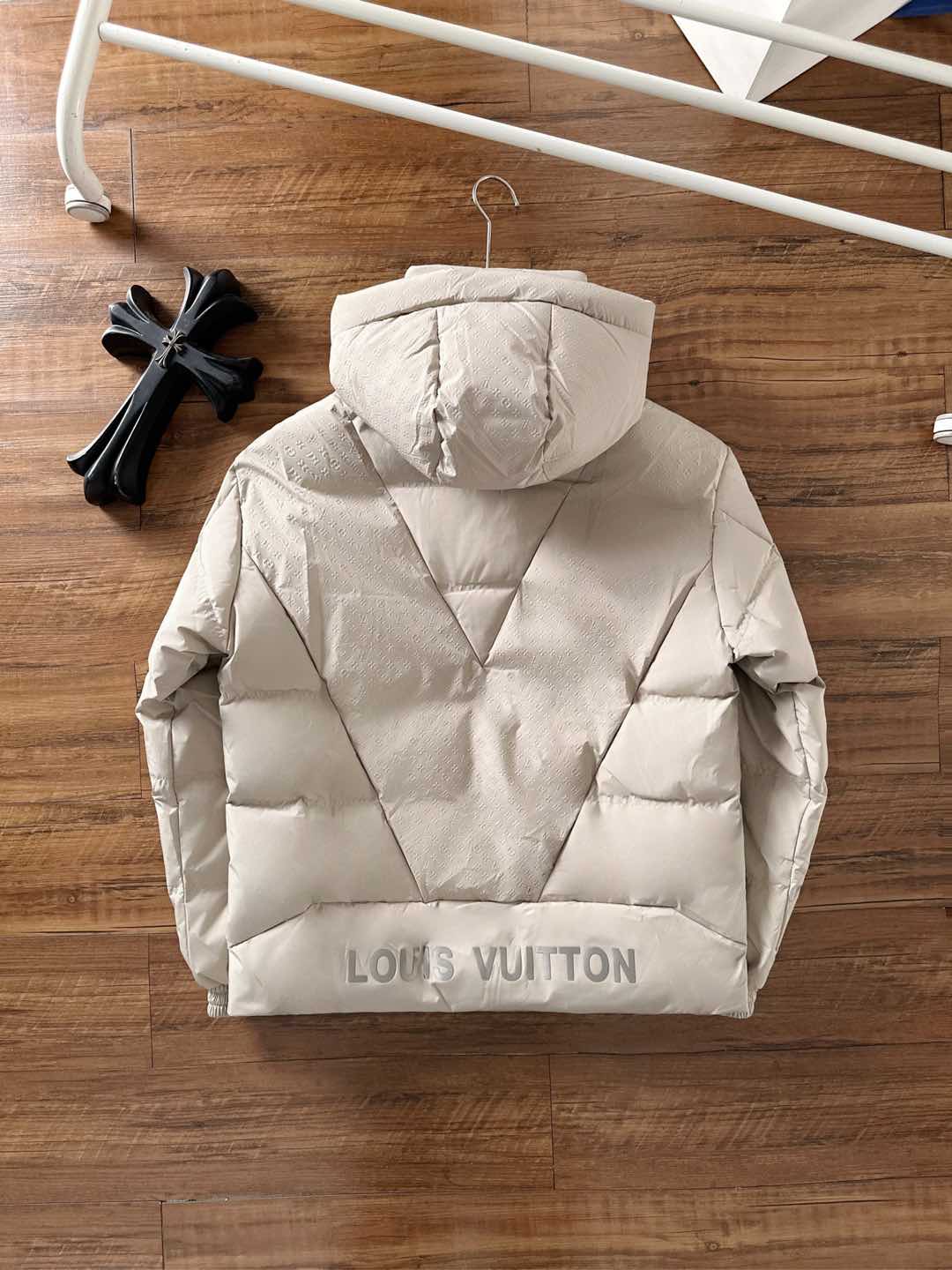 LOUIS*VUITTON 路易威登 FW2025秋冬新款羽绒服，Lv徽标压花钢印老花拼接连帽璀璨登场，