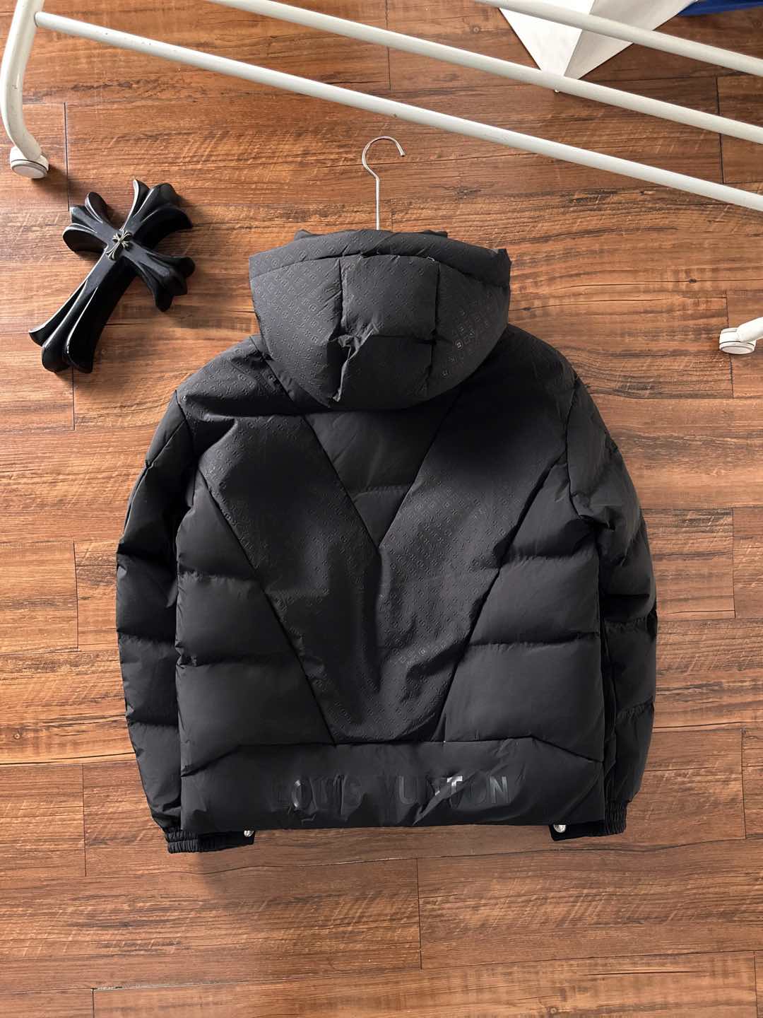 LOUIS*VUITTON 路易威登 FW2025秋冬新款羽绒服，Lv徽标压花钢印老花拼接连帽璀璨登场，