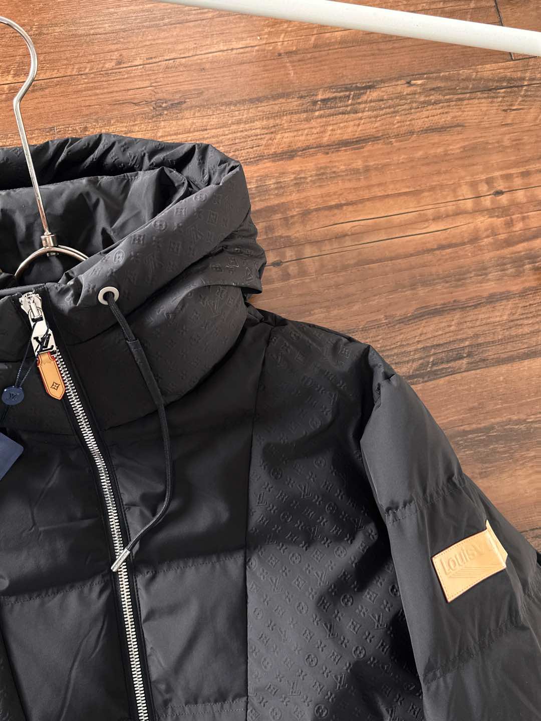 LOUIS*VUITTON 路易威登 FW2025秋冬新款羽绒服，Lv徽标压花钢印老花拼接连帽璀璨登场，